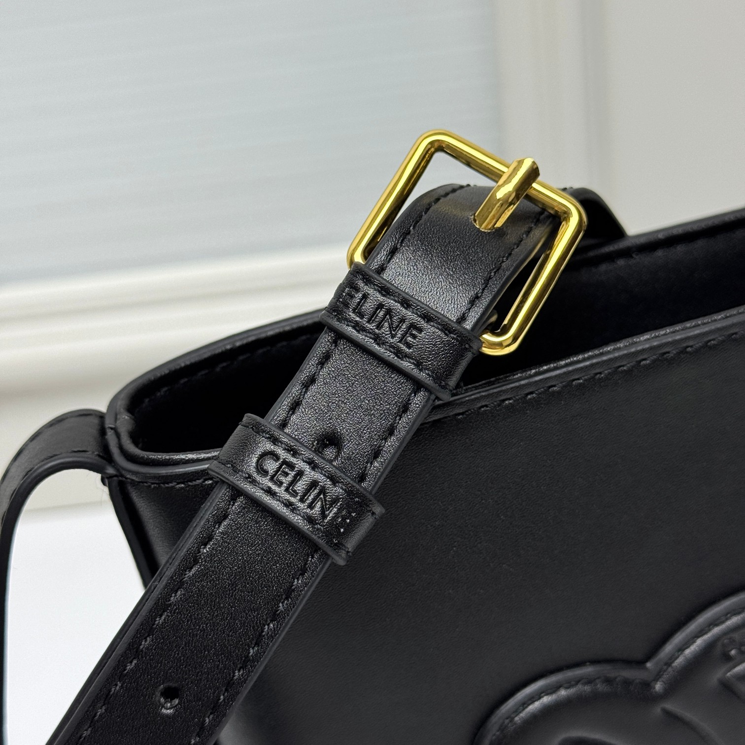 🔥🔥🔥CE迷你水桶，这款迷你是继之前大号的浮雕水桶出的迷你版，整体设计一样，只是尺寸大小的区别。这款迷你还出了几个比较清新的颜色，其中也包括新年限定色樱花粉！
可爱又实用，自重也比大号轻很多！
风格：可爱时髦款，百搭
容量：日常出门使用很足够
款号 : 009小号
尺寸：19.5x16x7cm