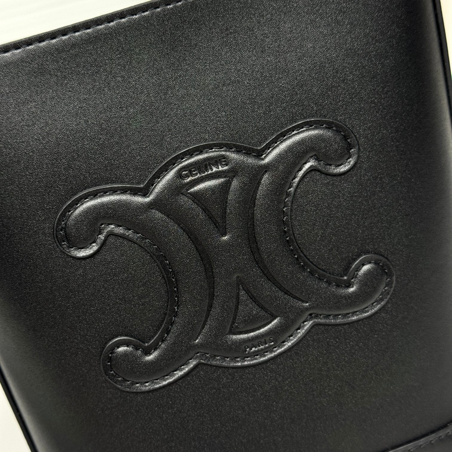 🔥🔥🔥CE迷你水桶，这款迷你是继之前大号的浮雕水桶出的迷你版，整体设计一样，只是尺寸大小的区别。这款迷你还出了几个比较清新的颜色，其中也包括新年限定色樱花粉！
可爱又实用，自重也比大号轻很多！
风格：可爱时髦款，百搭
容量：日常出门使用很足够
款号 : 009小号
尺寸：19.5x16x7cm