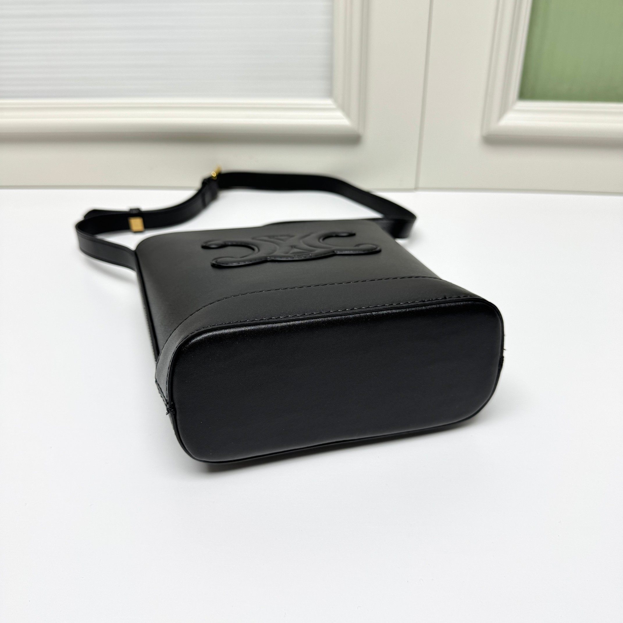 🔥🔥🔥CE迷你水桶，这款迷你是继之前大号的浮雕水桶出的迷你版，整体设计一样，只是尺寸大小的区别。这款迷你还出了几个比较清新的颜色，其中也包括新年限定色樱花粉！
可爱又实用，自重也比大号轻很多！
风格：可爱时髦款，百搭
容量：日常出门使用很足够
款号 : 009小号
尺寸：19.5x16x7cm