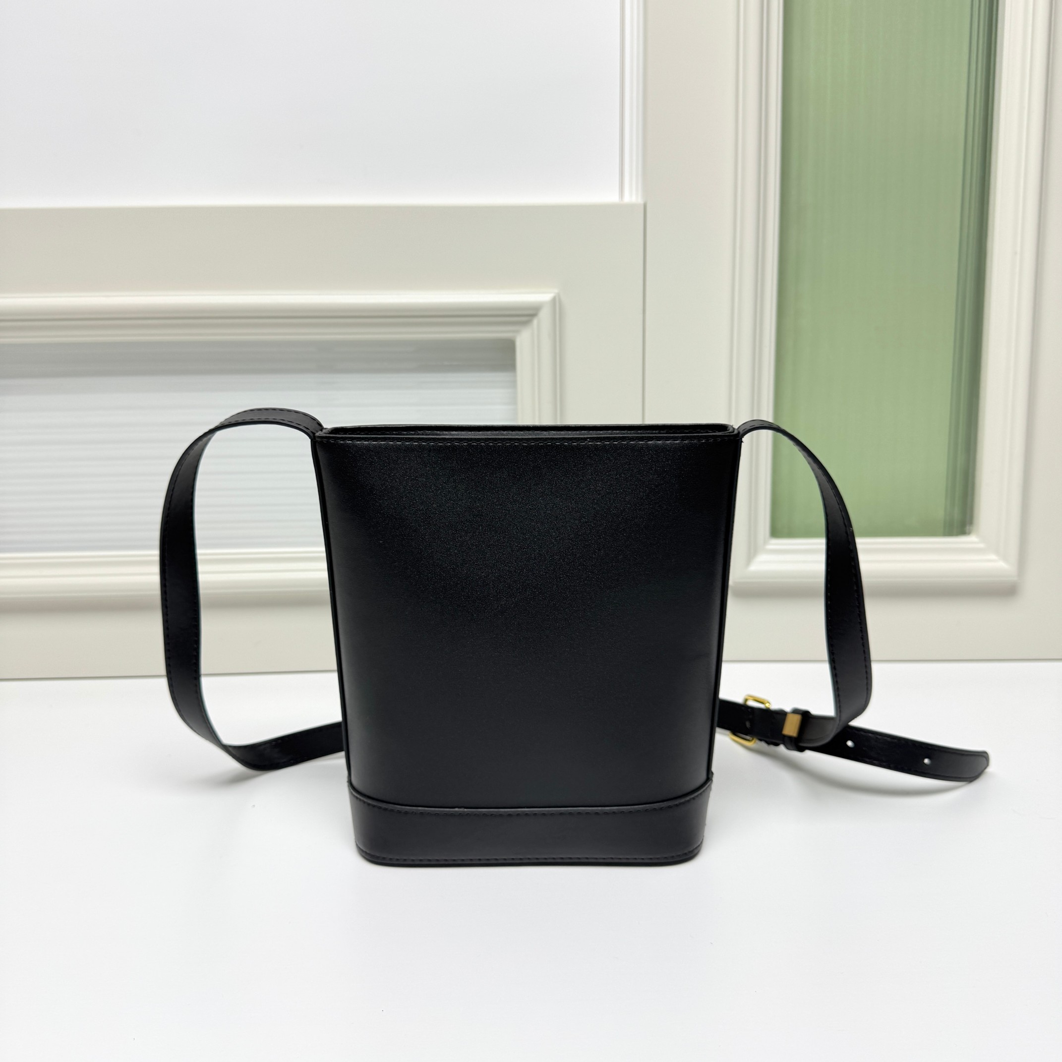 🔥🔥🔥CE迷你水桶，这款迷你是继之前大号的浮雕水桶出的迷你版，整体设计一样，只是尺寸大小的区别。这款迷你还出了几个比较清新的颜色，其中也包括新年限定色樱花粉！
可爱又实用，自重也比大号轻很多！
风格：可爱时髦款，百搭
容量：日常出门使用很足够
款号 : 009小号
尺寸：19.5x16x7cm