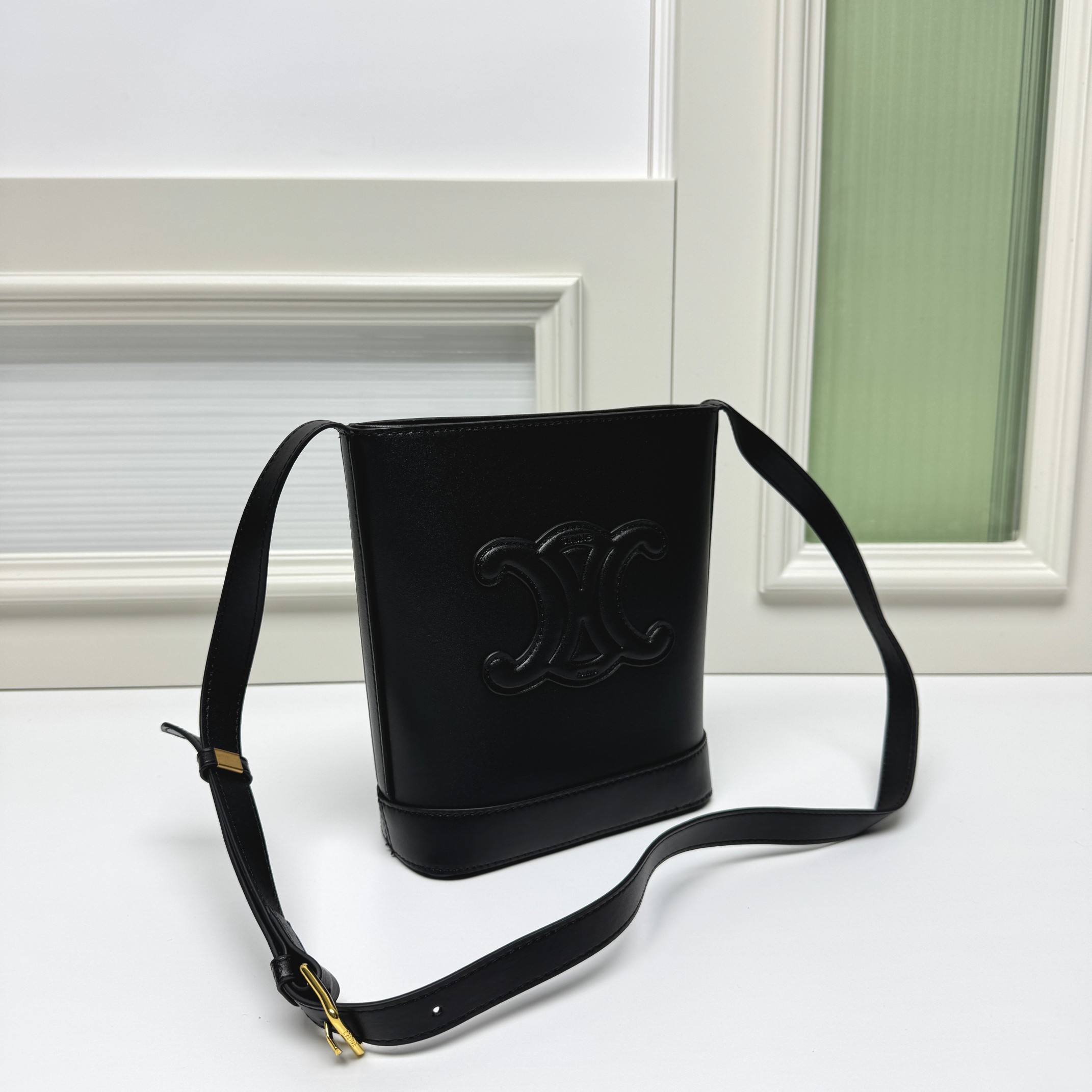 🔥🔥🔥CE迷你水桶，这款迷你是继之前大号的浮雕水桶出的迷你版，整体设计一样，只是尺寸大小的区别。这款迷你还出了几个比较清新的颜色，其中也包括新年限定色樱花粉！
可爱又实用，自重也比大号轻很多！
风格：可爱时髦款，百搭
容量：日常出门使用很足够
款号 : 009小号
尺寸：19.5x16x7cm