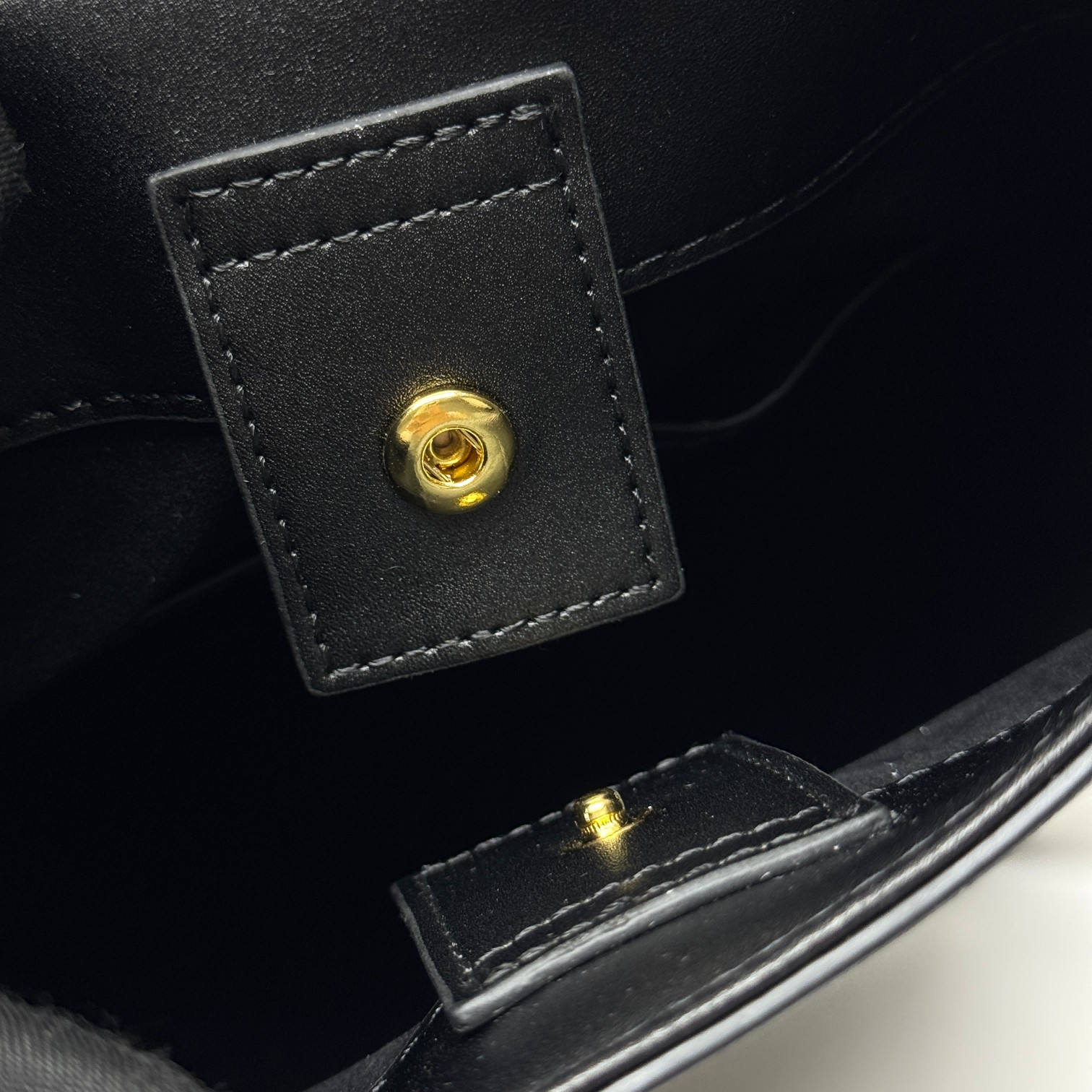 🔥🔥🔥CE迷你水桶，这款迷你是继之前大号的浮雕水桶出的迷你版，整体设计一样，只是尺寸大小的区别。这款迷你还出了几个比较清新的颜色，其中也包括新年限定色樱花粉！
可爱又实用，自重也比大号轻很多！
风格：可爱时髦款，百搭
容量：日常出门使用很足够
款号 : 009小号
尺寸：19.5x16x7cm