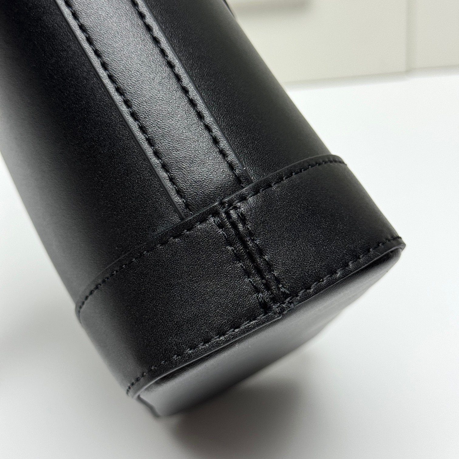 🔥🔥🔥CE迷你水桶，这款迷你是继之前大号的浮雕水桶出的迷你版，整体设计一样，只是尺寸大小的区别。这款迷你还出了几个比较清新的颜色，其中也包括新年限定色樱花粉！
可爱又实用，自重也比大号轻很多！
风格：可爱时髦款，百搭
容量：日常出门使用很足够
款号 : 009小号
尺寸：19.5x16x7cm