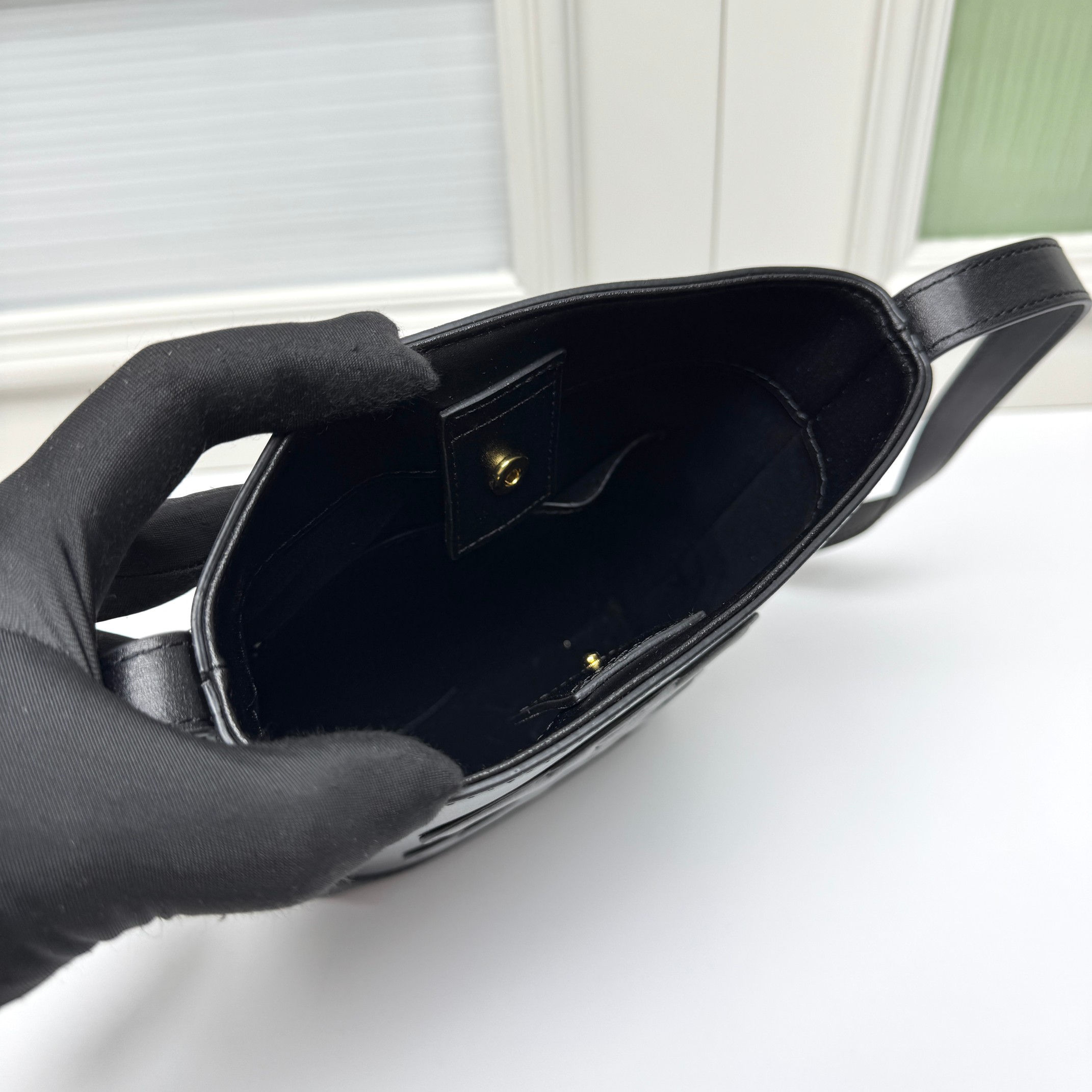 🔥🔥🔥CE迷你水桶，这款迷你是继之前大号的浮雕水桶出的迷你版，整体设计一样，只是尺寸大小的区别。这款迷你还出了几个比较清新的颜色，其中也包括新年限定色樱花粉！
可爱又实用，自重也比大号轻很多！
风格：可爱时髦款，百搭
容量：日常出门使用很足够
款号 : 009小号
尺寸：19.5x16x7cm