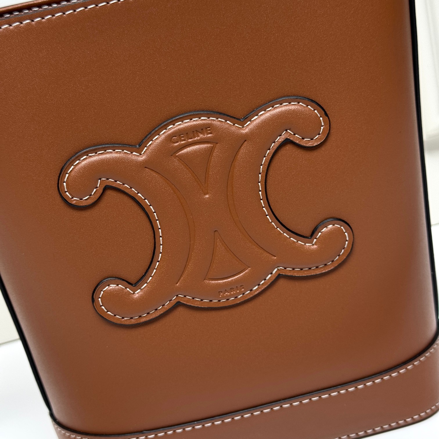 🔥🔥🔥CE迷你水桶，这款迷你是继之前大号的浮雕水桶出的迷你版，整体设计一样，只是尺寸大小的区别。这款迷你还出了几个比较清新的颜色，其中也包括新年限定色樱花粉！
可爱又实用，自重也比大号轻很多！
风格：可爱时髦款，百搭
容量：日常出门使用很足够
款号 : 009小号
尺寸：19.5x16x7cm