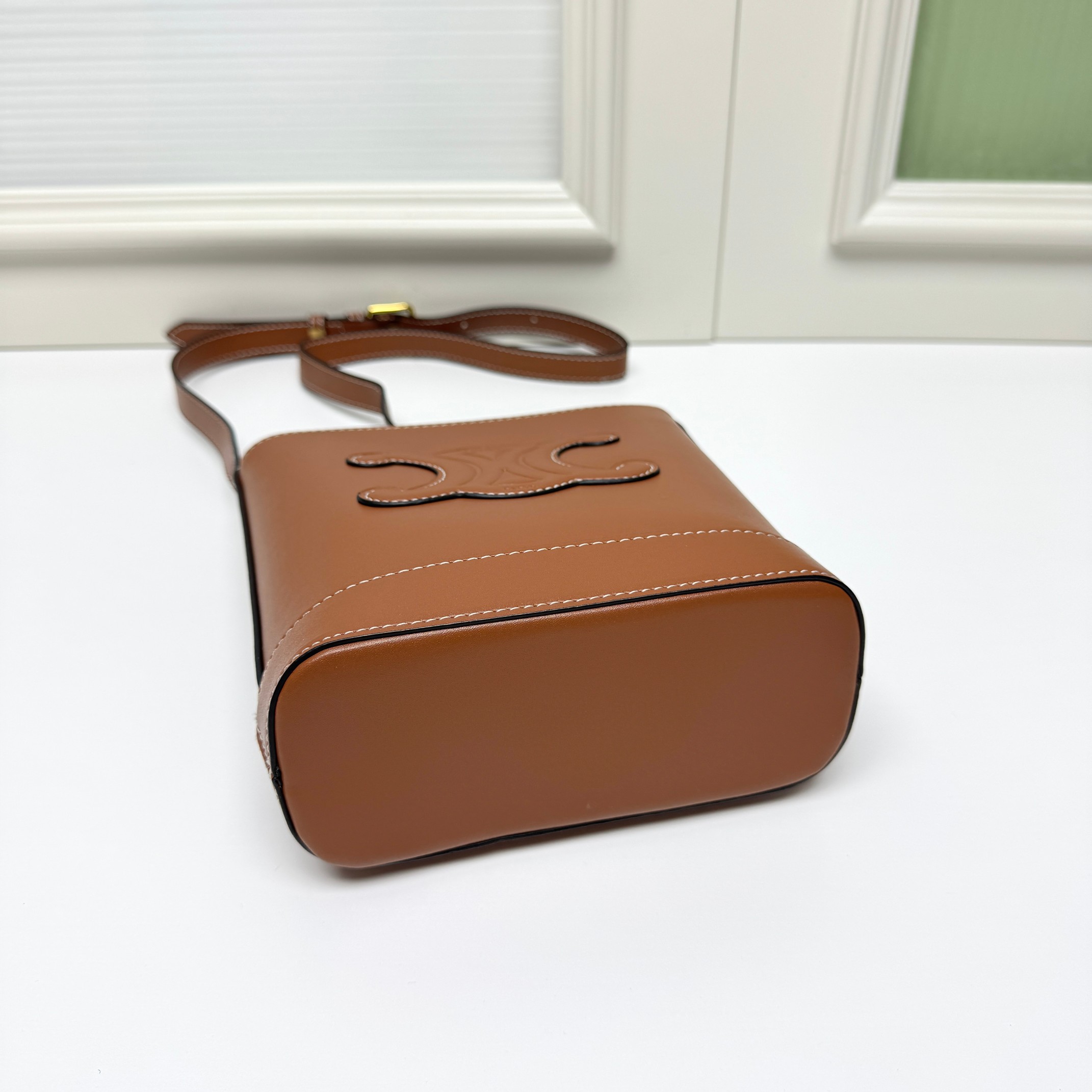 🔥🔥🔥CE迷你水桶，这款迷你是继之前大号的浮雕水桶出的迷你版，整体设计一样，只是尺寸大小的区别。这款迷你还出了几个比较清新的颜色，其中也包括新年限定色樱花粉！
可爱又实用，自重也比大号轻很多！
风格：可爱时髦款，百搭
容量：日常出门使用很足够
款号 : 009小号
尺寸：19.5x16x7cm