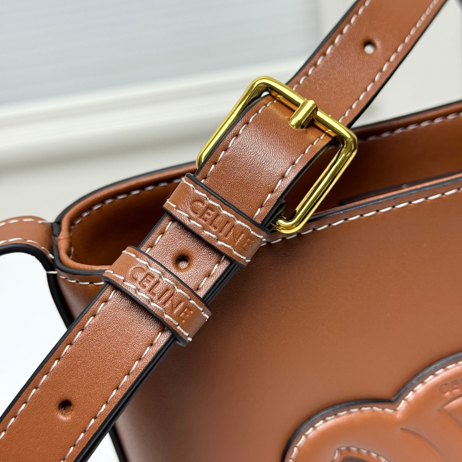 🔥🔥🔥CE迷你水桶，这款迷你是继之前大号的浮雕水桶出的迷你版，整体设计一样，只是尺寸大小的区别。这款迷你还出了几个比较清新的颜色，其中也包括新年限定色樱花粉！
可爱又实用，自重也比大号轻很多！
风格：可爱时髦款，百搭
容量：日常出门使用很足够
款号 : 009小号
尺寸：19.5x16x7cm