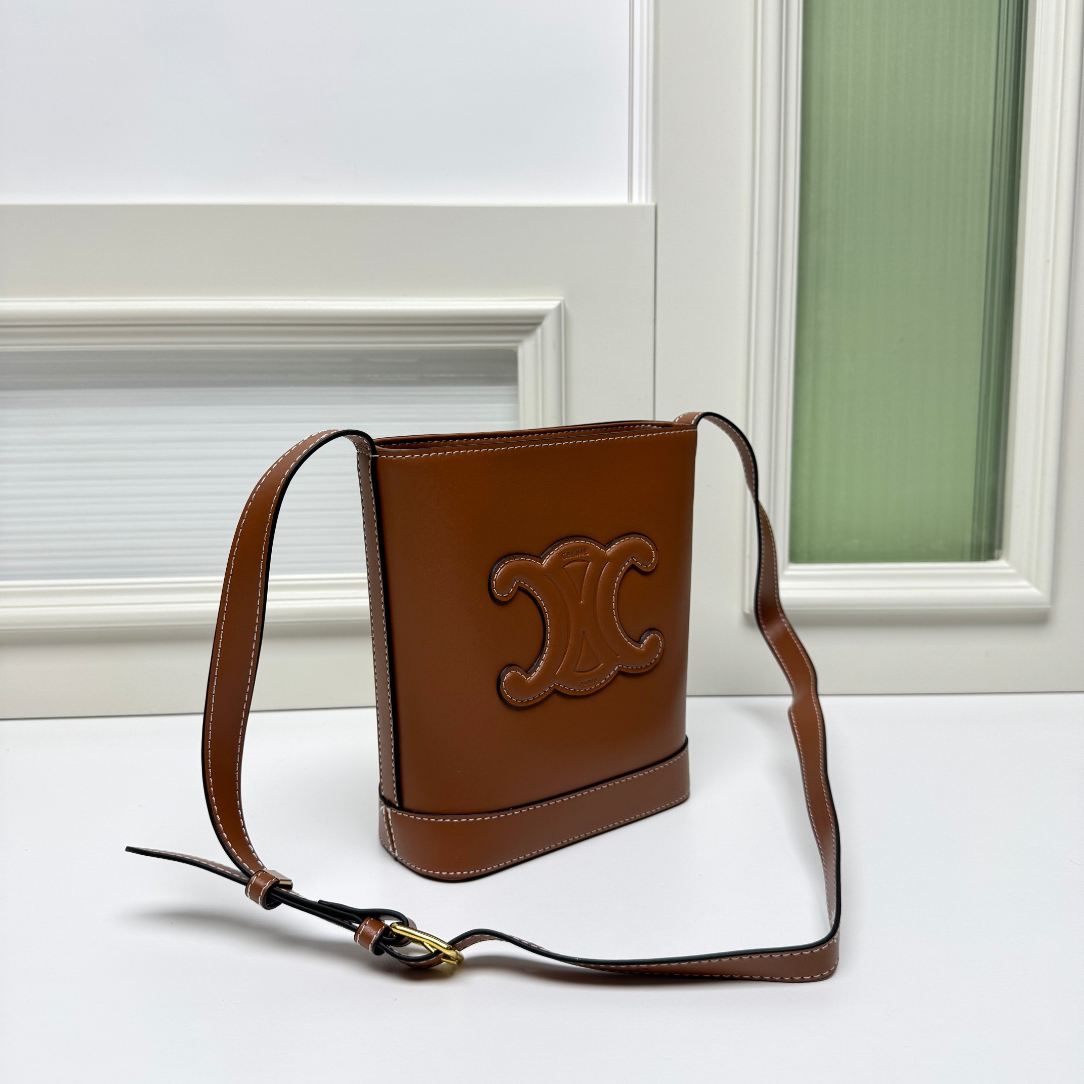 🔥🔥🔥CE迷你水桶，这款迷你是继之前大号的浮雕水桶出的迷你版，整体设计一样，只是尺寸大小的区别。这款迷你还出了几个比较清新的颜色，其中也包括新年限定色樱花粉！
可爱又实用，自重也比大号轻很多！
风格：可爱时髦款，百搭
容量：日常出门使用很足够
款号 : 009小号
尺寸：19.5x16x7cm