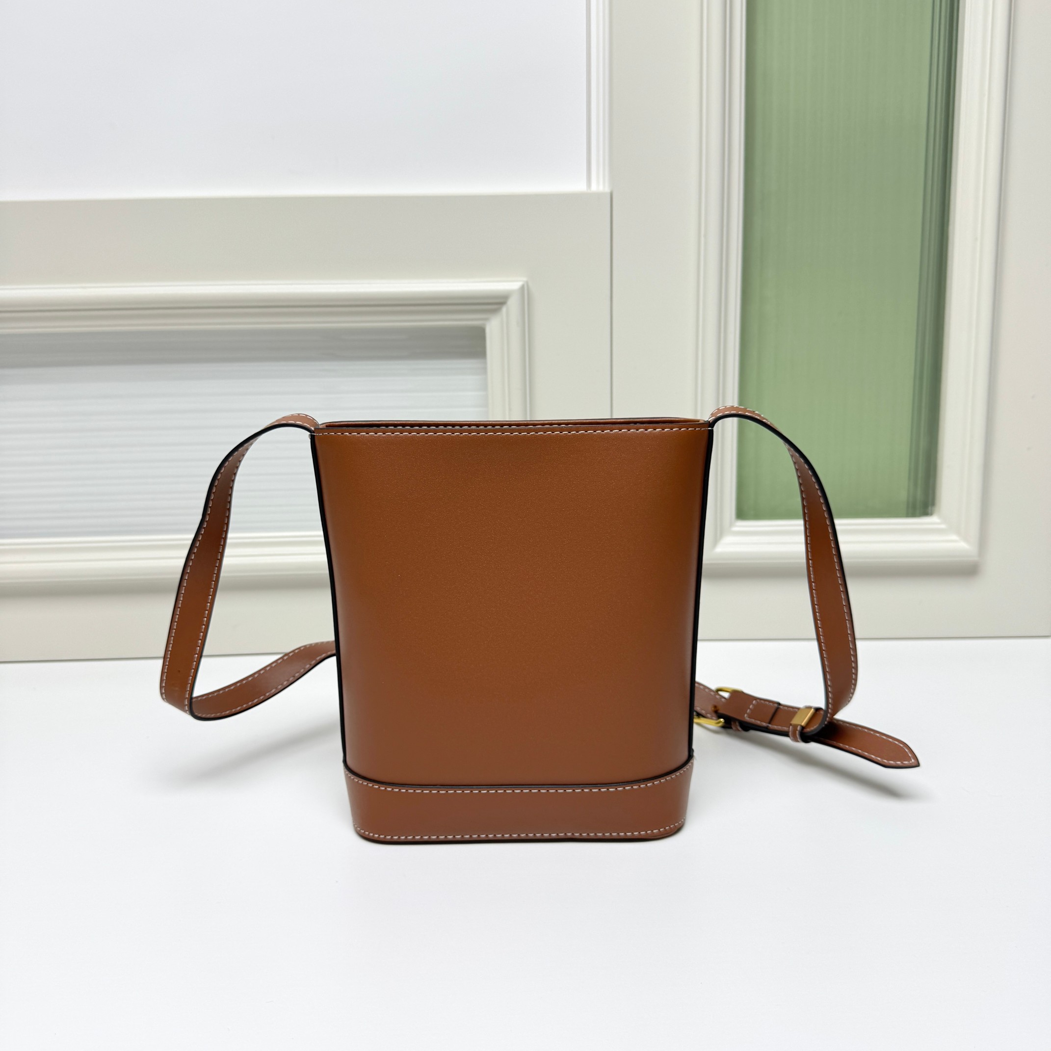 🔥🔥🔥CE迷你水桶，这款迷你是继之前大号的浮雕水桶出的迷你版，整体设计一样，只是尺寸大小的区别。这款迷你还出了几个比较清新的颜色，其中也包括新年限定色樱花粉！
可爱又实用，自重也比大号轻很多！
风格：可爱时髦款，百搭
容量：日常出门使用很足够
款号 : 009小号
尺寸：19.5x16x7cm