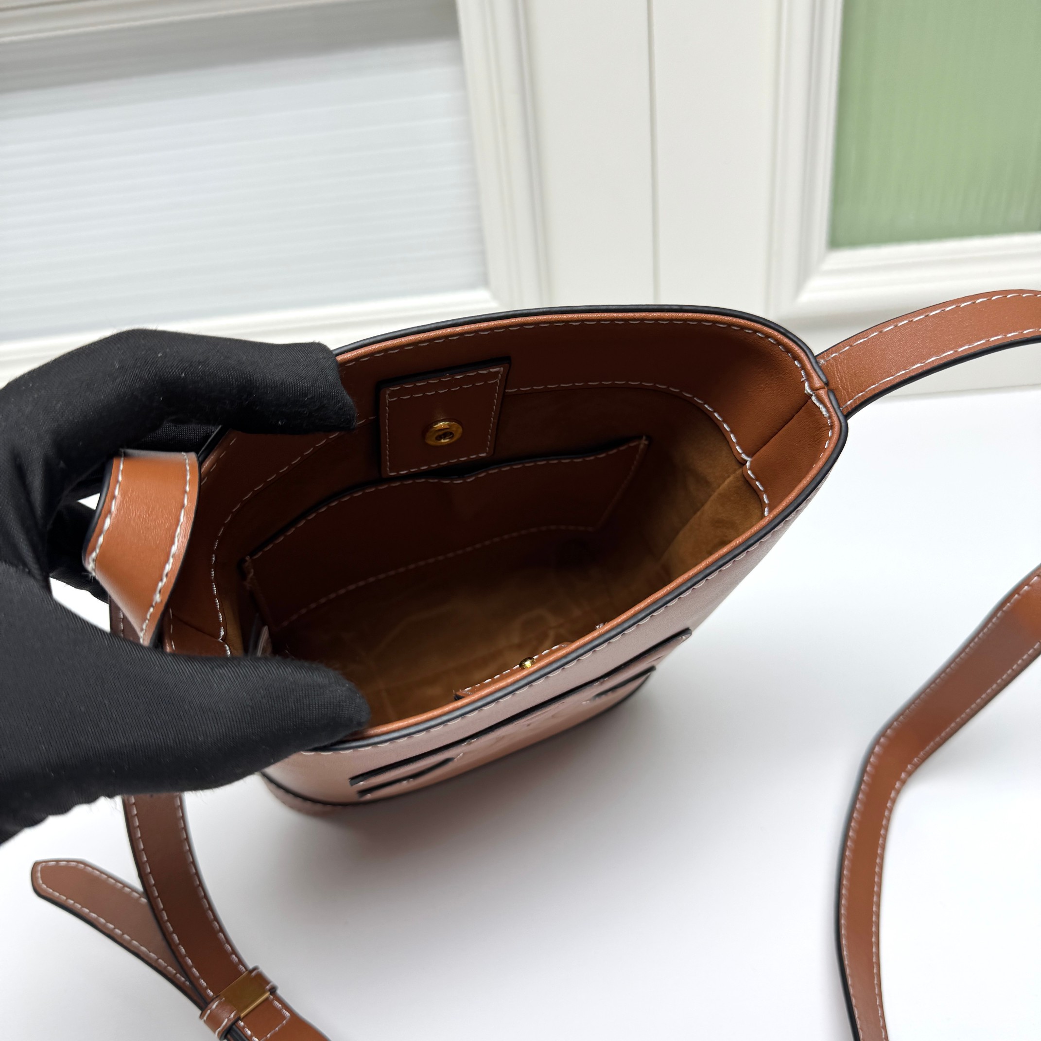 🔥🔥🔥CE迷你水桶，这款迷你是继之前大号的浮雕水桶出的迷你版，整体设计一样，只是尺寸大小的区别。这款迷你还出了几个比较清新的颜色，其中也包括新年限定色樱花粉！
可爱又实用，自重也比大号轻很多！
风格：可爱时髦款，百搭
容量：日常出门使用很足够
款号 : 009小号
尺寸：19.5x16x7cm