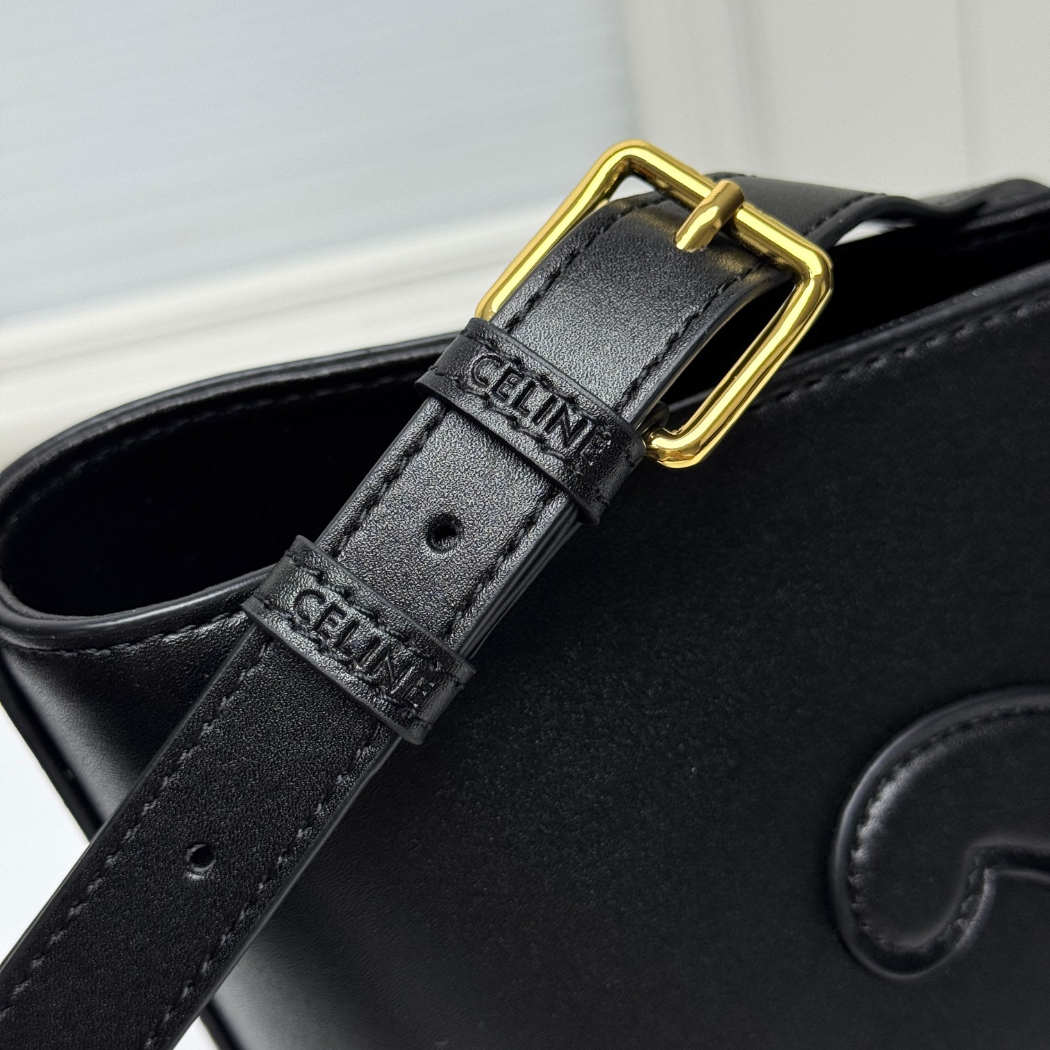 🔥🔥🔥大号～CELINE 2022春夏新款CUIR水桶、采用凯旋门立体大logo更加知性成熟、牛皮材质质感很好，采用全皮上身重量较轻。肩带可调节，🉑️斜挎🉑️单肩 包口内部有扣子可以扣、无论学生党还是宝妈、容量随处可见的大 强烈推荐～
款号 : 009
尺寸：22&times;18&times;13cm