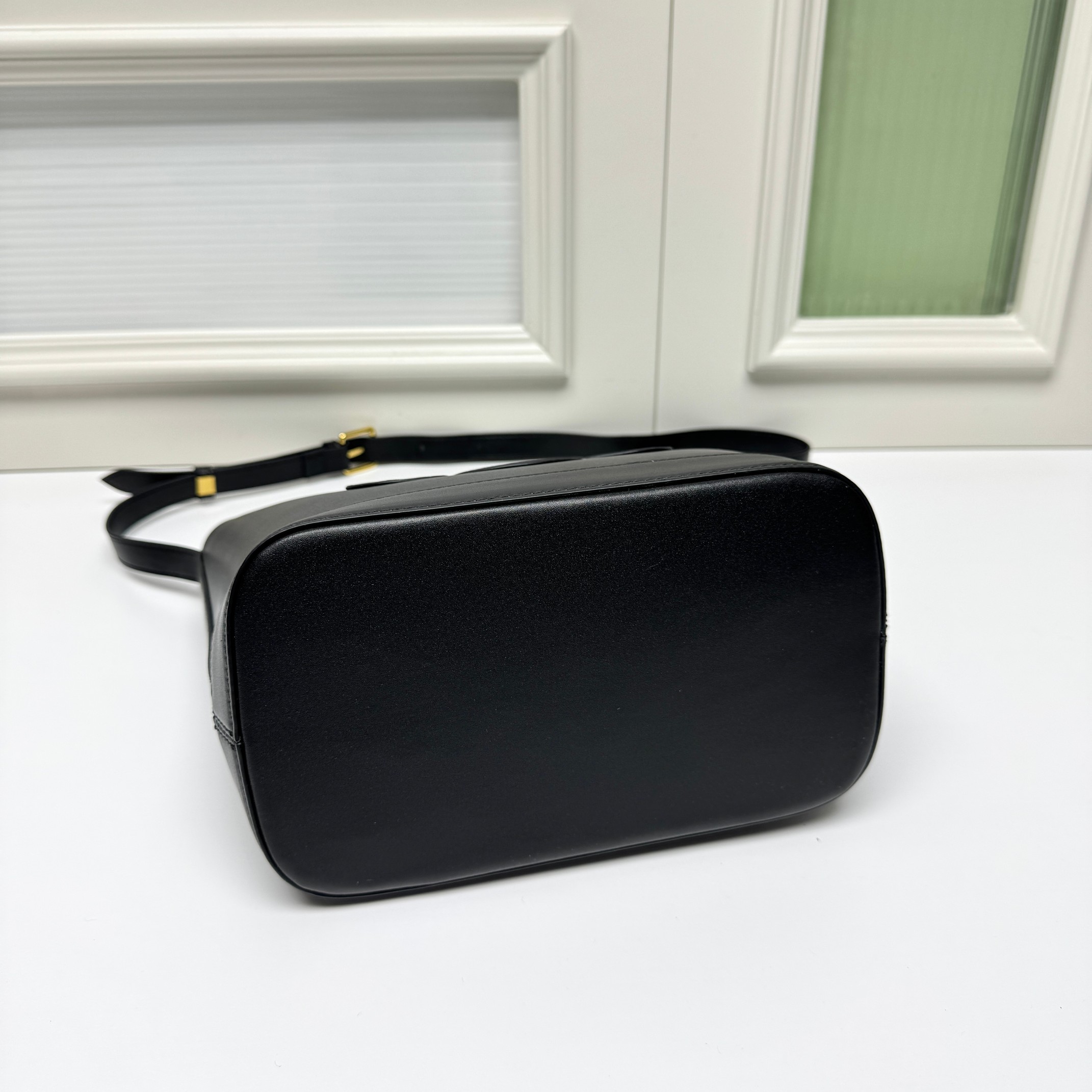 🔥🔥🔥大号～CELINE 2022春夏新款CUIR水桶、采用凯旋门立体大logo更加知性成熟、牛皮材质质感很好，采用全皮上身重量较轻。肩带可调节，🉑️斜挎🉑️单肩 包口内部有扣子可以扣、无论学生党还是宝妈、容量随处可见的大 强烈推荐～
款号 : 009
尺寸：22&times;18&times;13cm