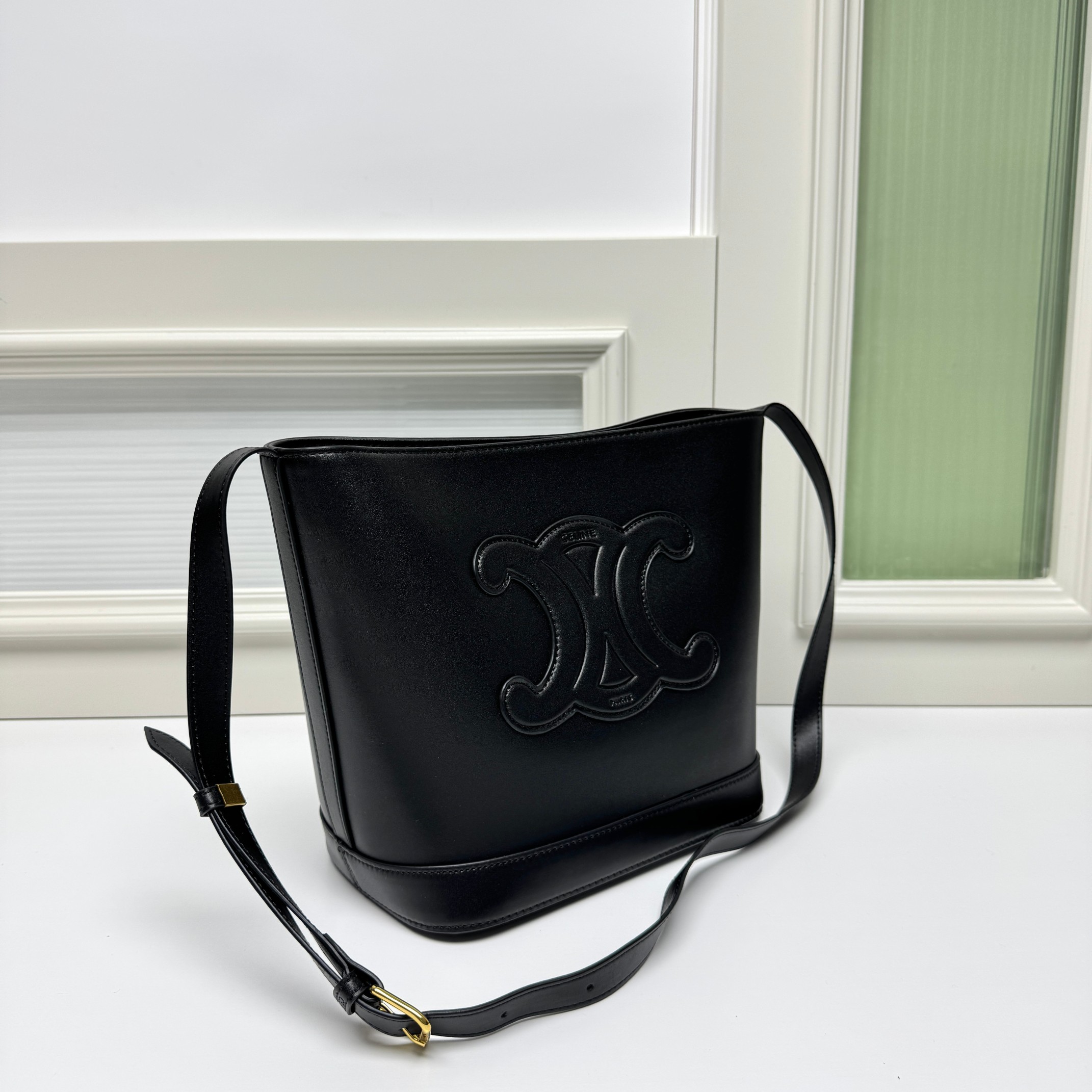 🔥🔥🔥大号～CELINE 2022春夏新款CUIR水桶、采用凯旋门立体大logo更加知性成熟、牛皮材质质感很好，采用全皮上身重量较轻。肩带可调节，🉑️斜挎🉑️单肩 包口内部有扣子可以扣、无论学生党还是宝妈、容量随处可见的大 强烈推荐～
款号 : 009
尺寸：22&times;18&times;13cm