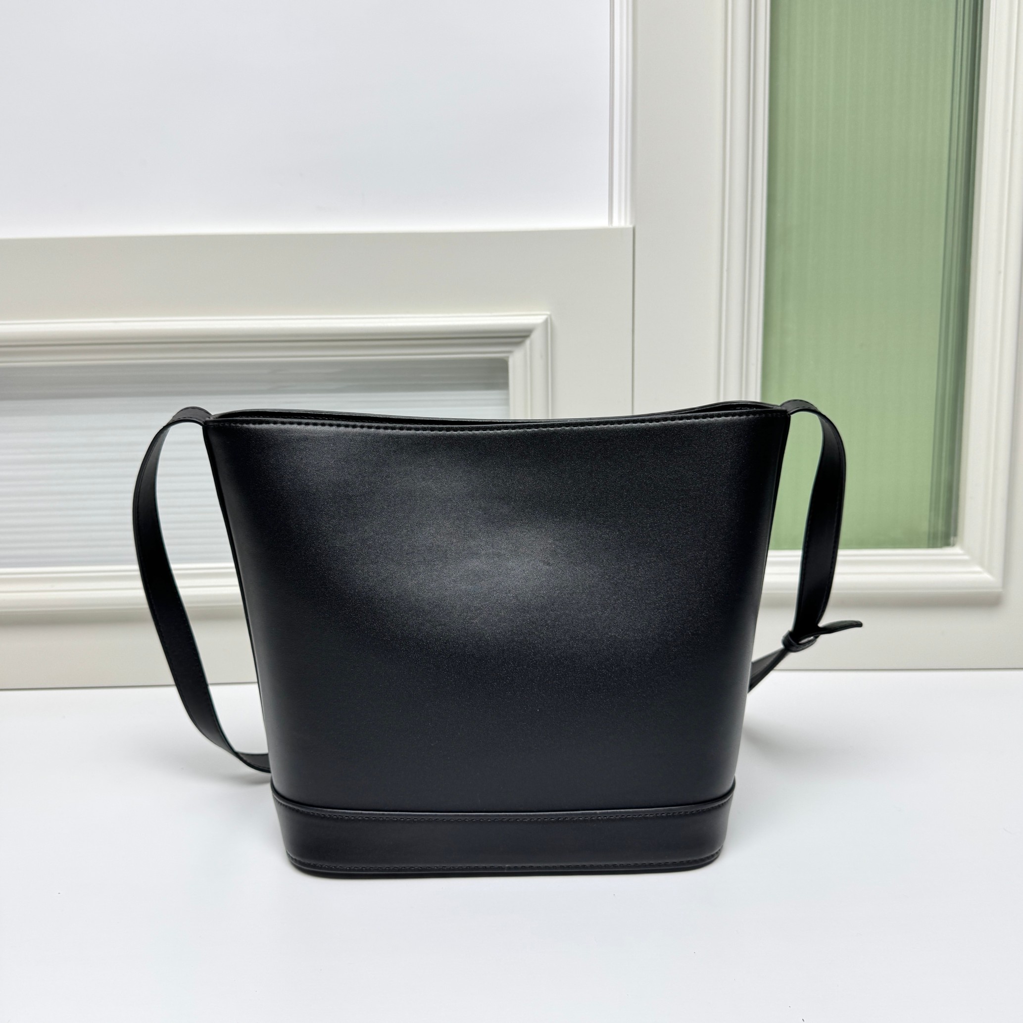 🔥🔥🔥大号～CELINE 2022春夏新款CUIR水桶、采用凯旋门立体大logo更加知性成熟、牛皮材质质感很好，采用全皮上身重量较轻。肩带可调节，🉑️斜挎🉑️单肩 包口内部有扣子可以扣、无论学生党还是宝妈、容量随处可见的大 强烈推荐～
款号 : 009
尺寸：22&times;18&times;13cm