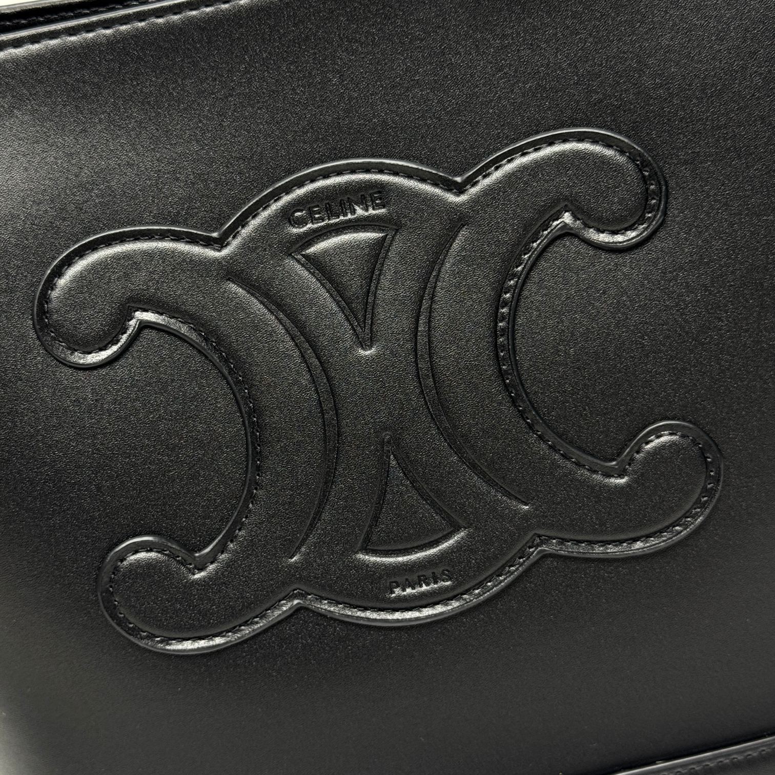 🔥🔥🔥大号～CELINE 2022春夏新款CUIR水桶、采用凯旋门立体大logo更加知性成熟、牛皮材质质感很好，采用全皮上身重量较轻。肩带可调节，🉑️斜挎🉑️单肩 包口内部有扣子可以扣、无论学生党还是宝妈、容量随处可见的大 强烈推荐～
款号 : 009
尺寸：22&times;18&times;13cm