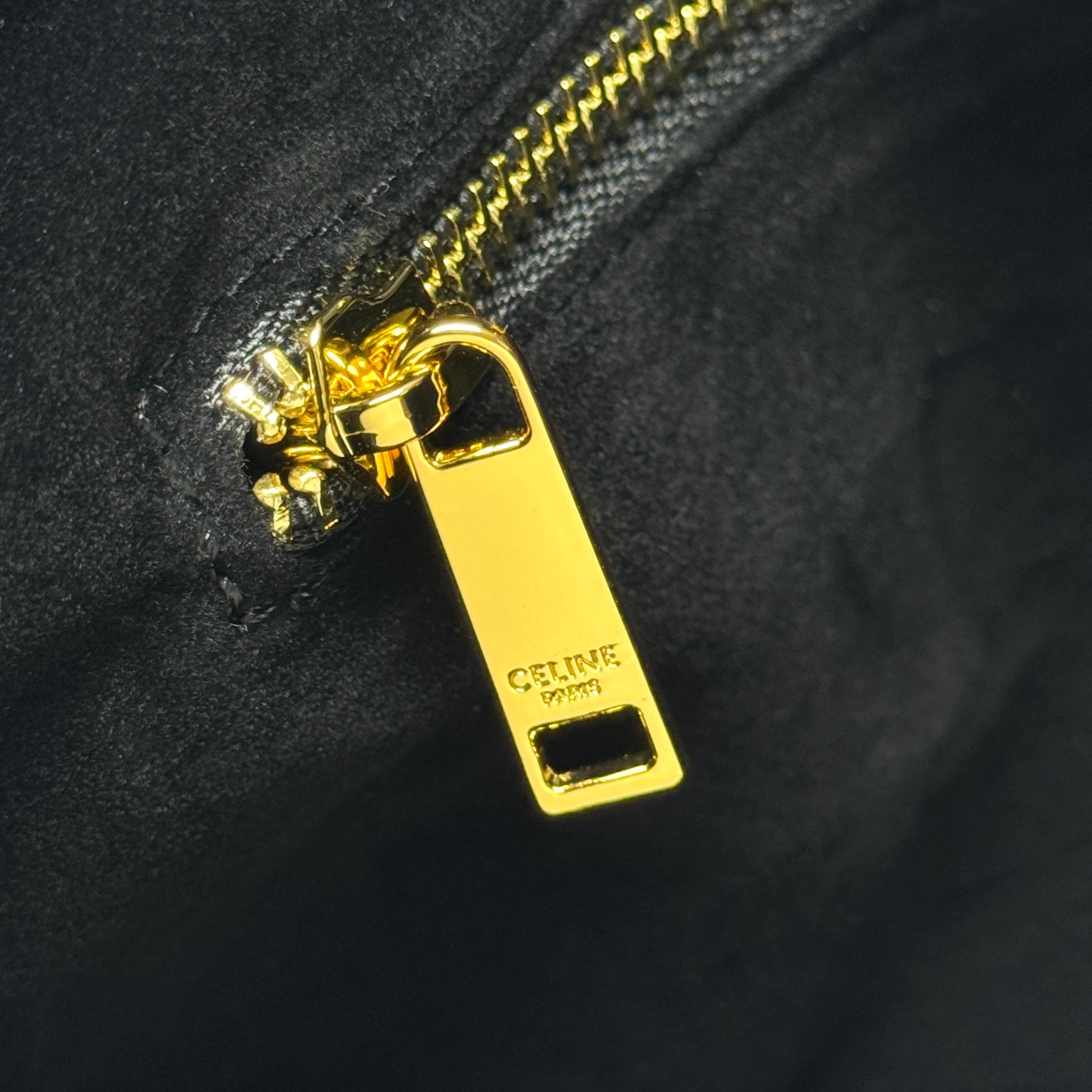 🔥🔥🔥大号～CELINE 2022春夏新款CUIR水桶、采用凯旋门立体大logo更加知性成熟、牛皮材质质感很好，采用全皮上身重量较轻。肩带可调节，🉑️斜挎🉑️单肩 包口内部有扣子可以扣、无论学生党还是宝妈、容量随处可见的大 强烈推荐～
款号 : 009
尺寸：22&times;18&times;13cm