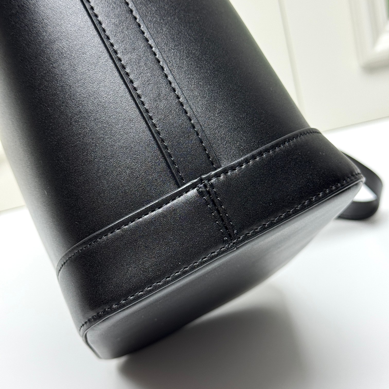 🔥🔥🔥大号～CELINE 2022春夏新款CUIR水桶、采用凯旋门立体大logo更加知性成熟、牛皮材质质感很好，采用全皮上身重量较轻。肩带可调节，🉑️斜挎🉑️单肩 包口内部有扣子可以扣、无论学生党还是宝妈、容量随处可见的大 强烈推荐～
款号 : 009
尺寸：22&times;18&times;13cm