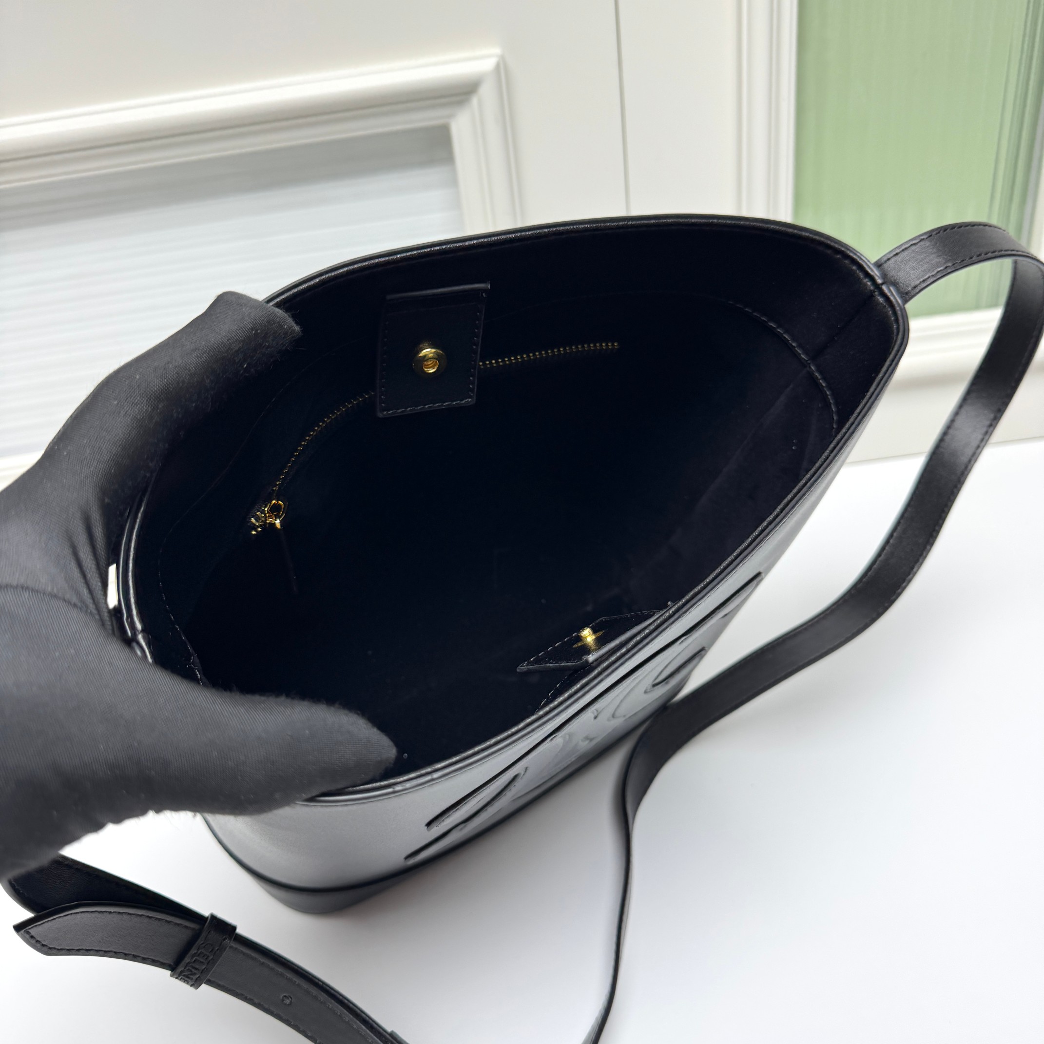 🔥🔥🔥大号～CELINE 2022春夏新款CUIR水桶、采用凯旋门立体大logo更加知性成熟、牛皮材质质感很好，采用全皮上身重量较轻。肩带可调节，🉑️斜挎🉑️单肩 包口内部有扣子可以扣、无论学生党还是宝妈、容量随处可见的大 强烈推荐～
款号 : 009
尺寸：22&times;18&times;13cm