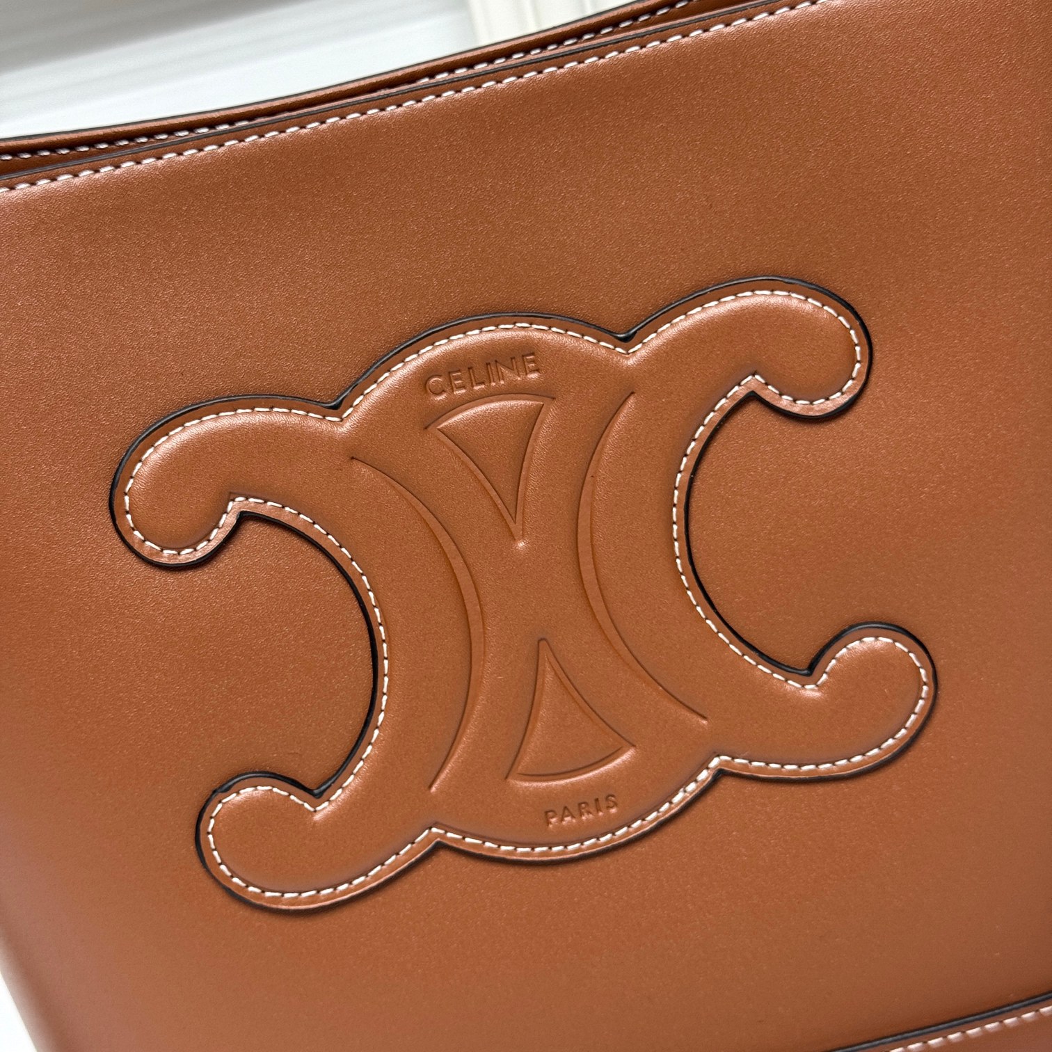 🔥🔥🔥大号～CELINE 2022春夏新款CUIR水桶、采用凯旋门立体大logo更加知性成熟、牛皮材质质感很好，采用全皮上身重量较轻。肩带可调节，🉑️斜挎🉑️单肩 包口内部有扣子可以扣、无论学生党还是宝妈、容量随处可见的大 强烈推荐～
款号 : 009
尺寸：22&times;18&times;13cm