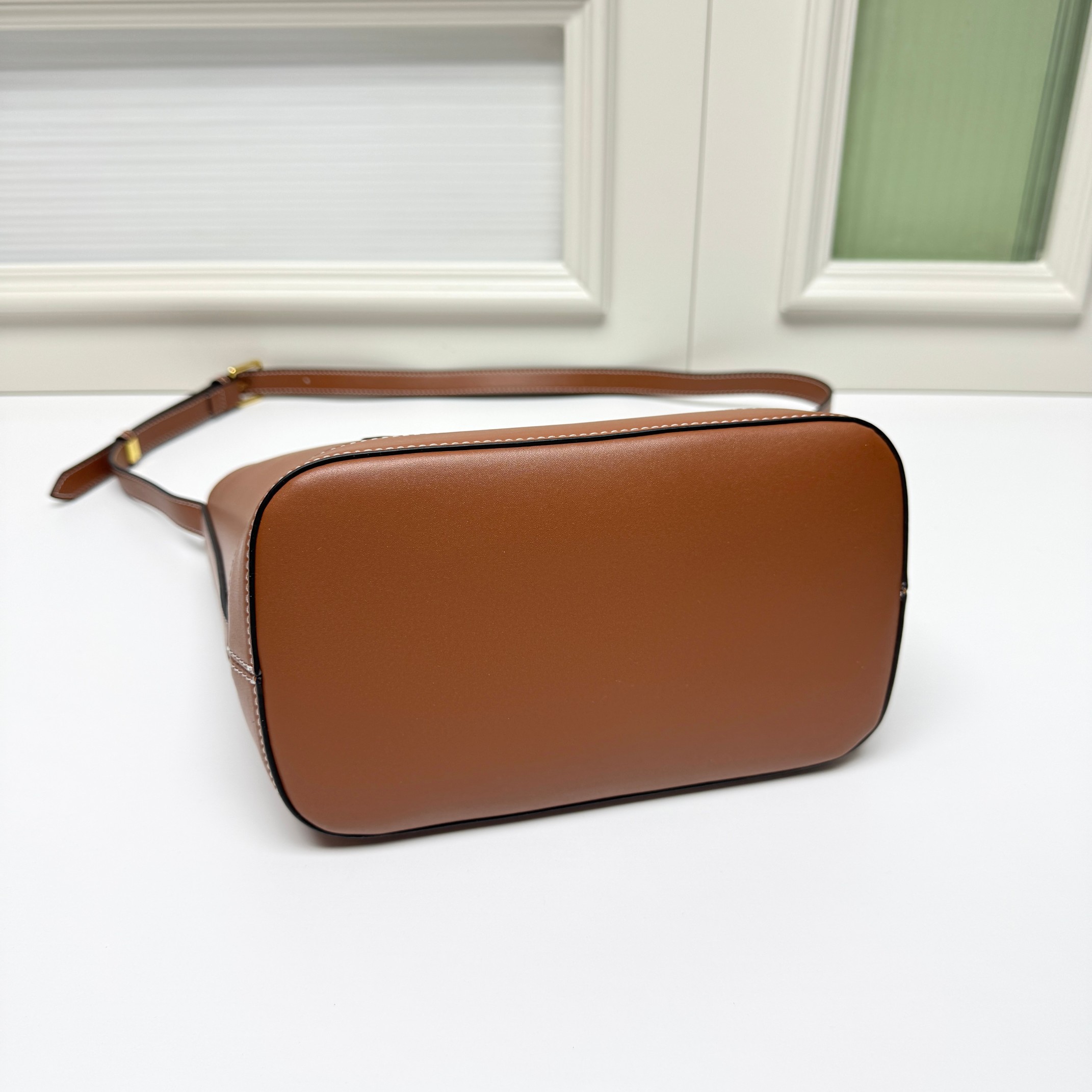 🔥🔥🔥大号～CELINE 2022春夏新款CUIR水桶、采用凯旋门立体大logo更加知性成熟、牛皮材质质感很好，采用全皮上身重量较轻。肩带可调节，🉑️斜挎🉑️单肩 包口内部有扣子可以扣、无论学生党还是宝妈、容量随处可见的大 强烈推荐～
款号 : 009
尺寸：22&times;18&times;13cm