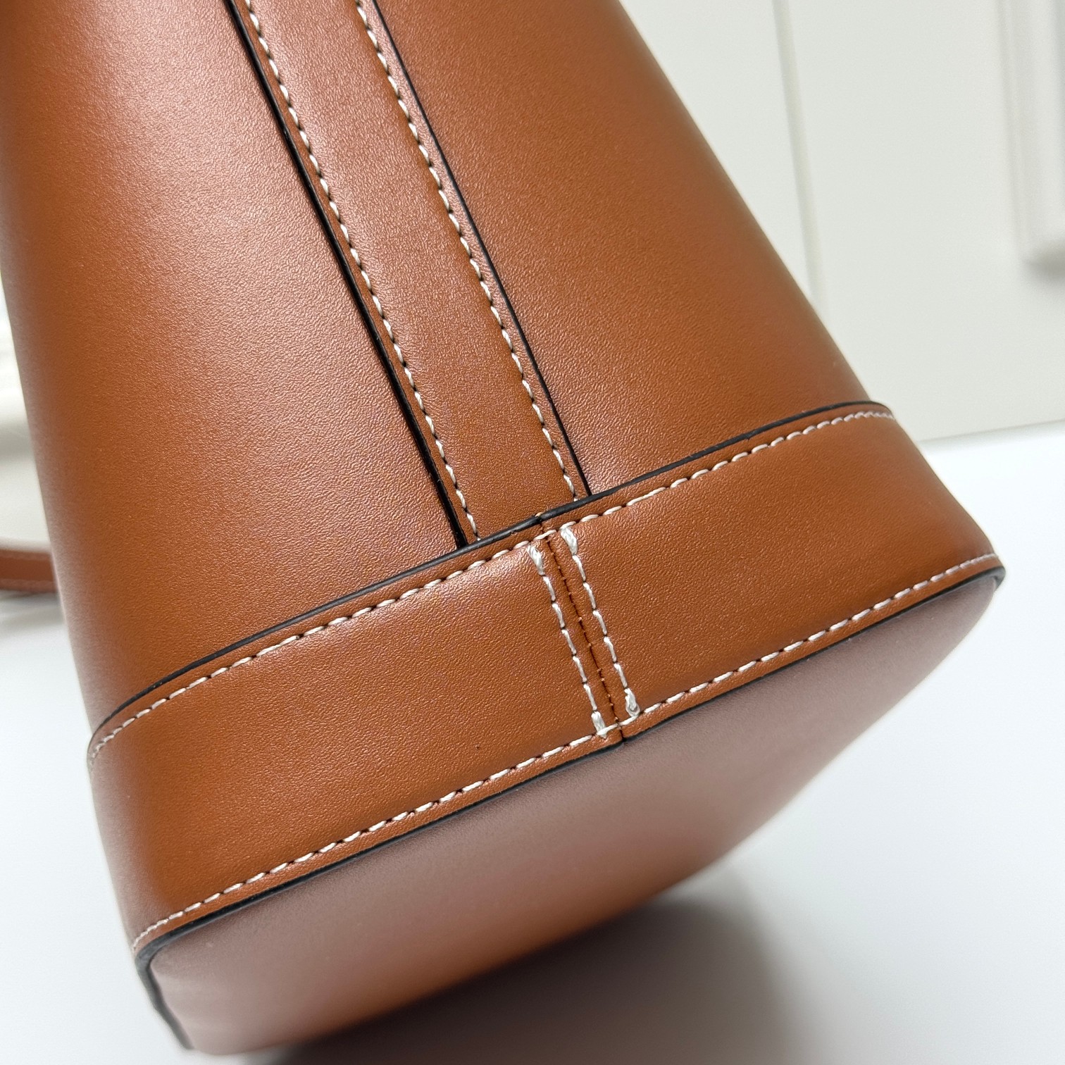 🔥🔥🔥大号～CELINE 2022春夏新款CUIR水桶、采用凯旋门立体大logo更加知性成熟、牛皮材质质感很好，采用全皮上身重量较轻。肩带可调节，🉑️斜挎🉑️单肩 包口内部有扣子可以扣、无论学生党还是宝妈、容量随处可见的大 强烈推荐～
款号 : 009
尺寸：22&times;18&times;13cm