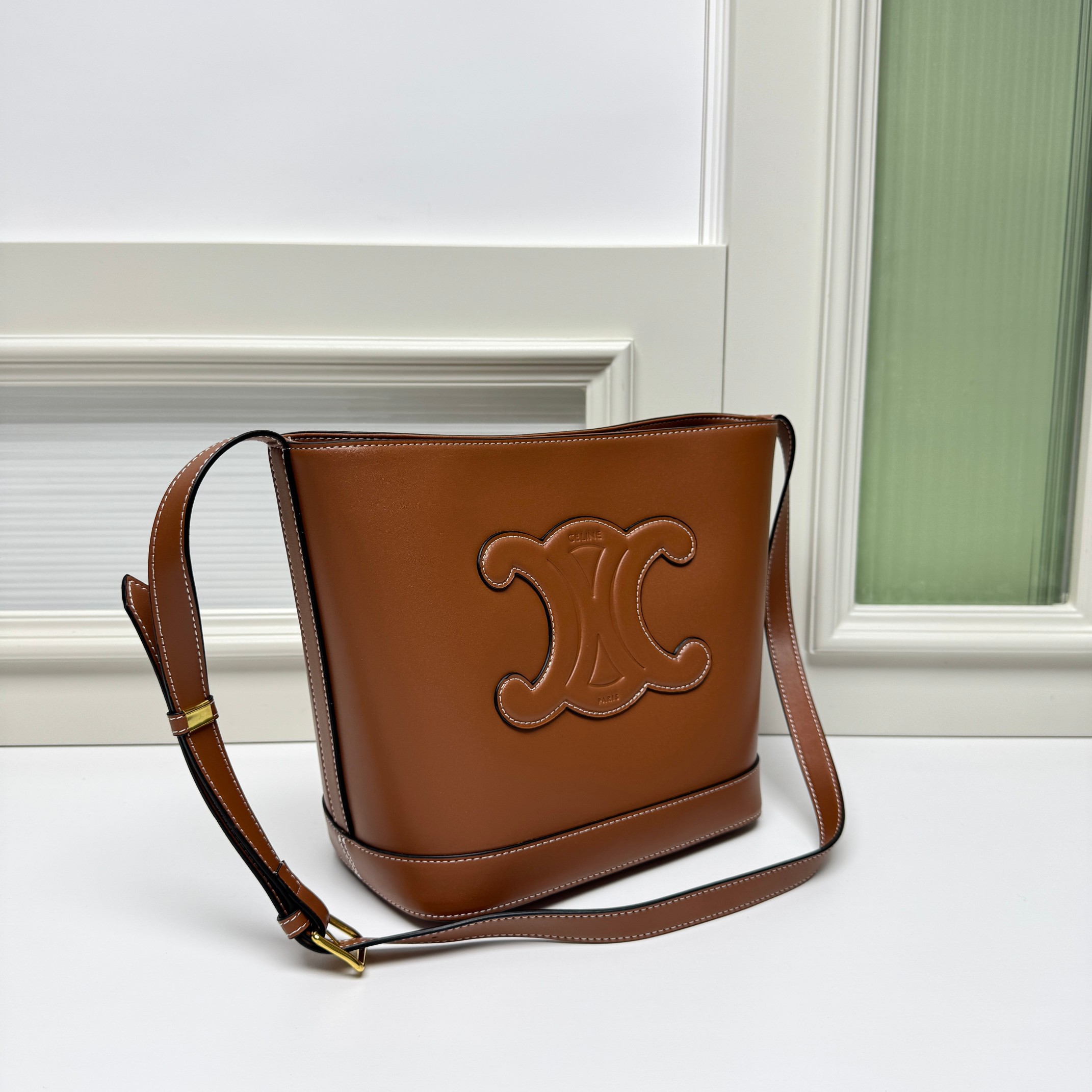 🔥🔥🔥大号～CELINE 2022春夏新款CUIR水桶、采用凯旋门立体大logo更加知性成熟、牛皮材质质感很好，采用全皮上身重量较轻。肩带可调节，🉑️斜挎🉑️单肩 包口内部有扣子可以扣、无论学生党还是宝妈、容量随处可见的大 强烈推荐～
款号 : 009
尺寸：22&times;18&times;13cm