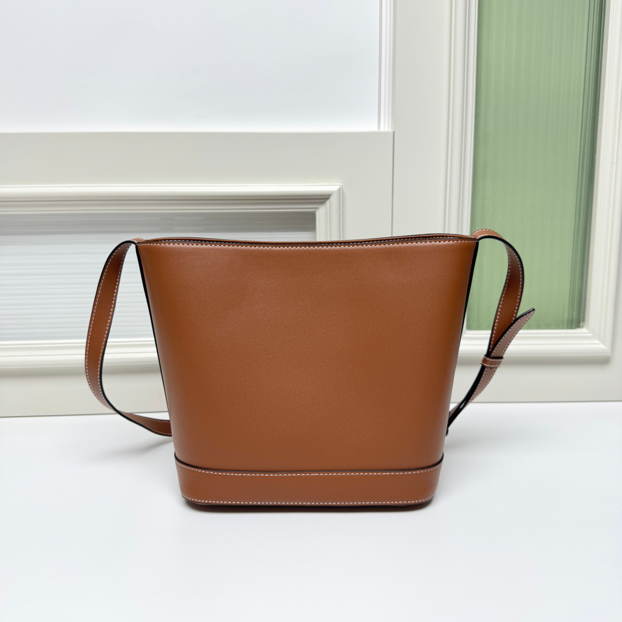 🔥🔥🔥大号～CELINE 2022春夏新款CUIR水桶、采用凯旋门立体大logo更加知性成熟、牛皮材质质感很好，采用全皮上身重量较轻。肩带可调节，🉑️斜挎🉑️单肩 包口内部有扣子可以扣、无论学生党还是宝妈、容量随处可见的大 强烈推荐～
款号 : 009
尺寸：22&times;18&times;13cm