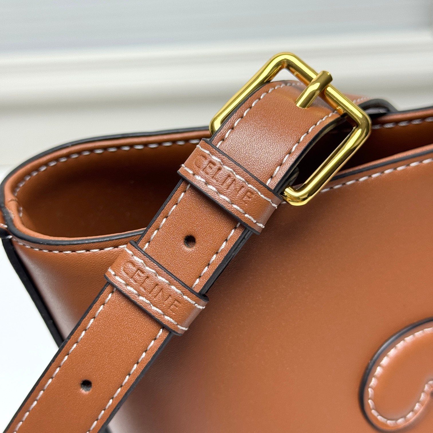 🔥🔥🔥大号～CELINE 2022春夏新款CUIR水桶、采用凯旋门立体大logo更加知性成熟、牛皮材质质感很好，采用全皮上身重量较轻。肩带可调节，🉑️斜挎🉑️单肩 包口内部有扣子可以扣、无论学生党还是宝妈、容量随处可见的大 强烈推荐～
款号 : 009
尺寸：22&times;18&times;13cm