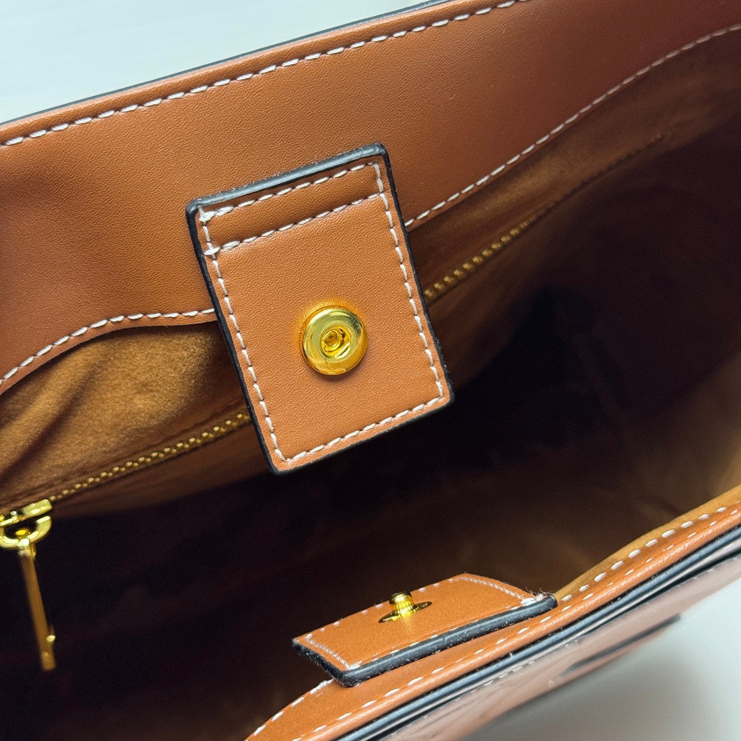 🔥🔥🔥大号～CELINE 2022春夏新款CUIR水桶、采用凯旋门立体大logo更加知性成熟、牛皮材质质感很好，采用全皮上身重量较轻。肩带可调节，🉑️斜挎🉑️单肩 包口内部有扣子可以扣、无论学生党还是宝妈、容量随处可见的大 强烈推荐～
款号 : 009
尺寸：22&times;18&times;13cm