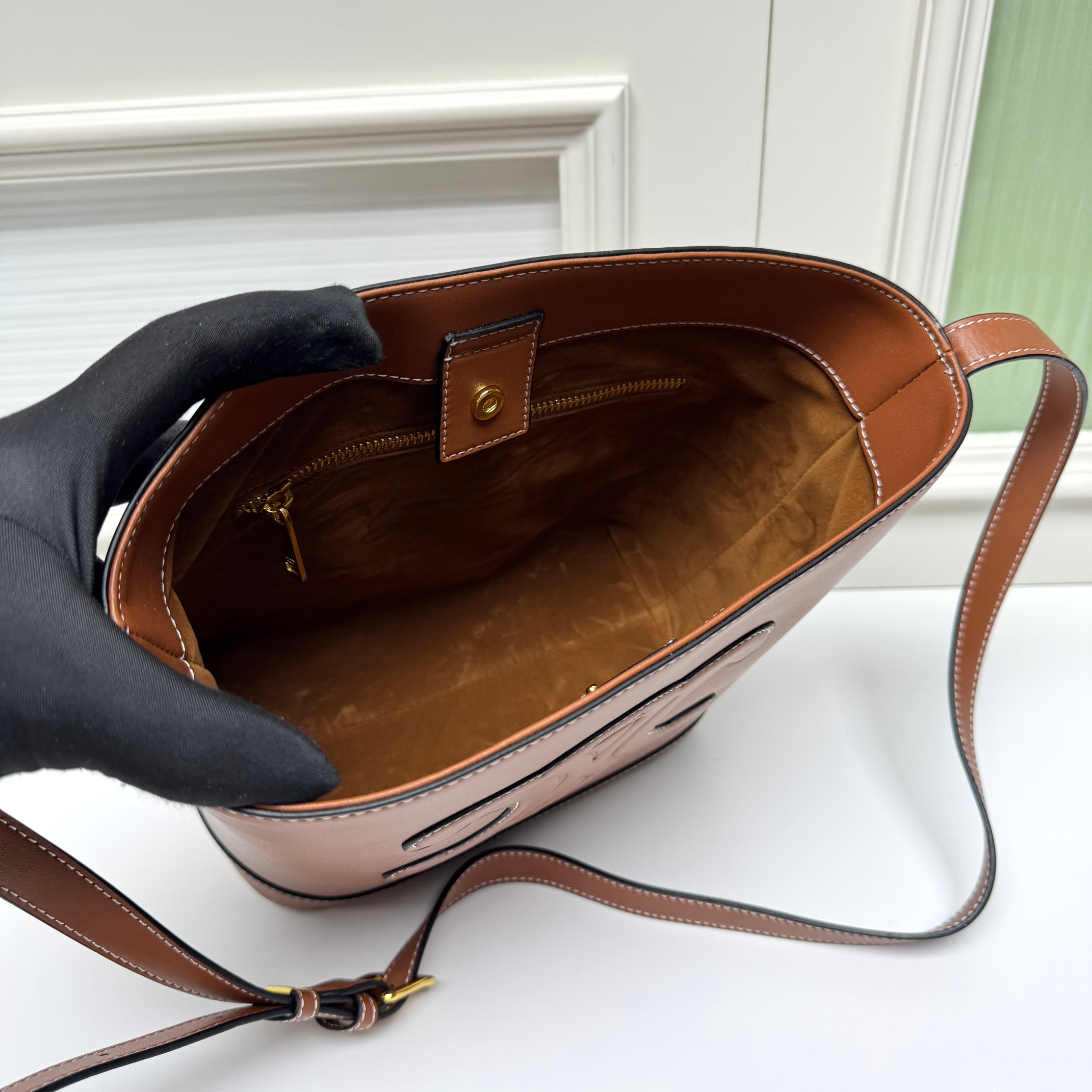 🔥🔥🔥大号～CELINE 2022春夏新款CUIR水桶、采用凯旋门立体大logo更加知性成熟、牛皮材质质感很好，采用全皮上身重量较轻。肩带可调节，🉑️斜挎🉑️单肩 包口内部有扣子可以扣、无论学生党还是宝妈、容量随处可见的大 强烈推荐～
款号 : 009
尺寸：22&times;18&times;13cm