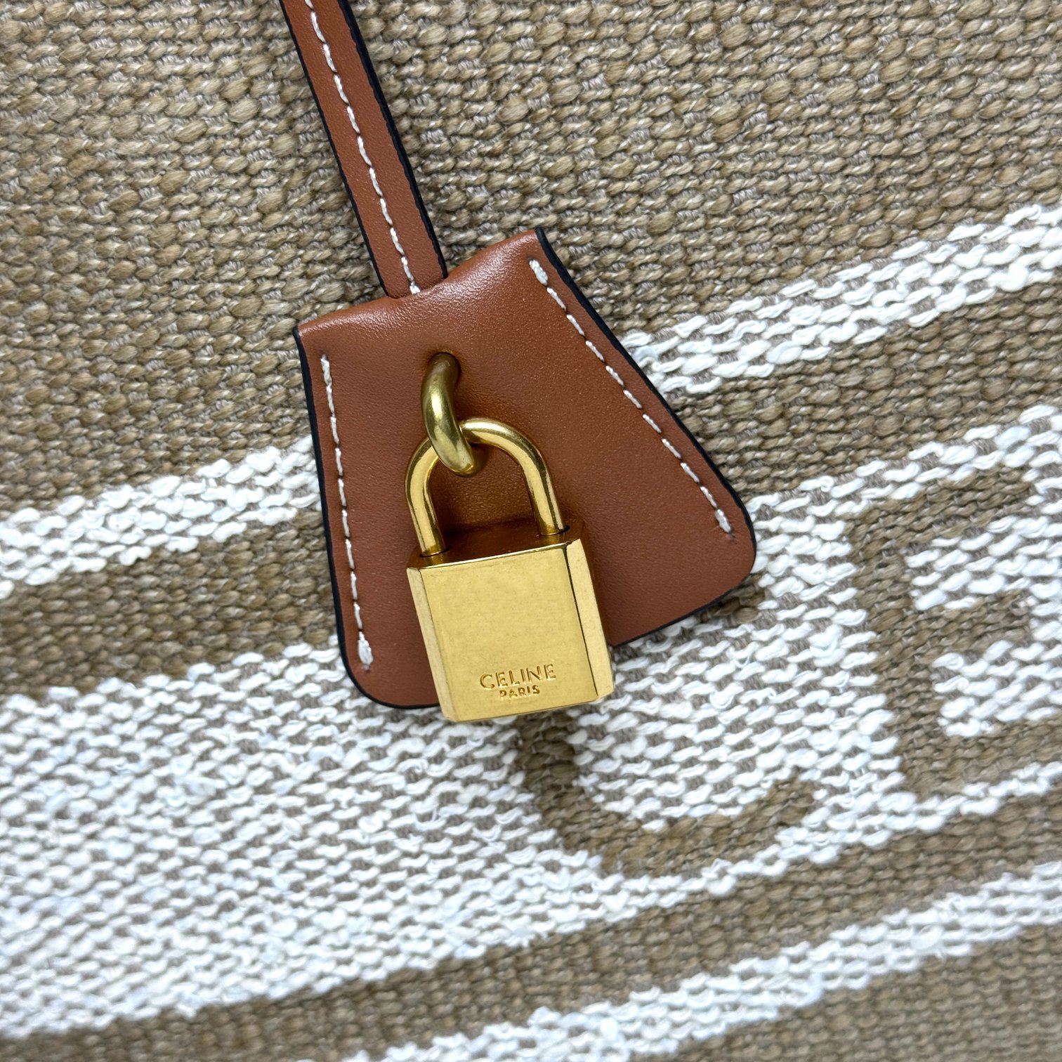 超炸街 CABAS帆布最新编织系列风靡toto#💻笔记本毫无压力 背上行囊超高奢 万能的百搭短途旅行实用超赞～毫无违和感
款号 : 085
尺寸：44x32x16 