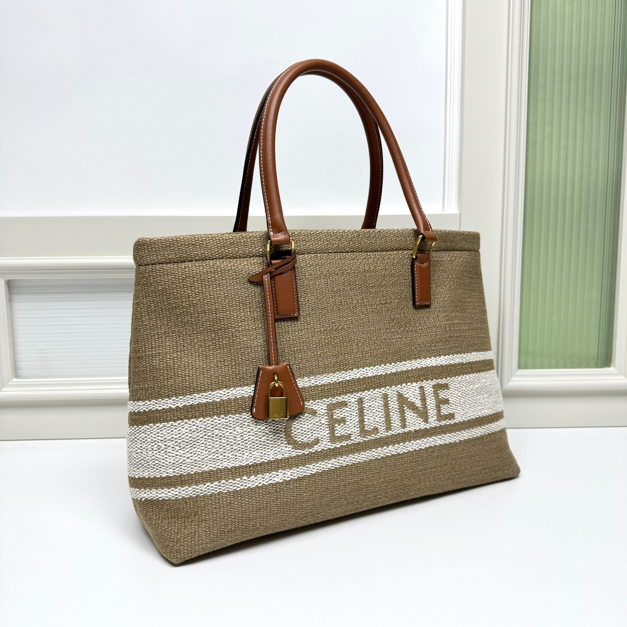 超炸街 CABAS帆布最新编织系列风靡toto#💻笔记本毫无压力 背上行囊超高奢 万能的百搭短途旅行实用超赞～毫无违和感
款号 : 085
尺寸：44x32x16 