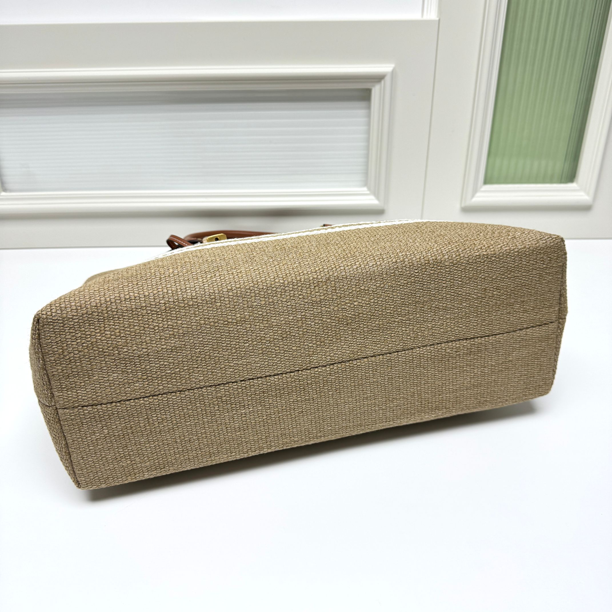 超炸街 CABAS帆布最新编织系列风靡toto#💻笔记本毫无压力 背上行囊超高奢 万能的百搭短途旅行实用超赞～毫无违和感
款号 : 085
尺寸：44x32x16 