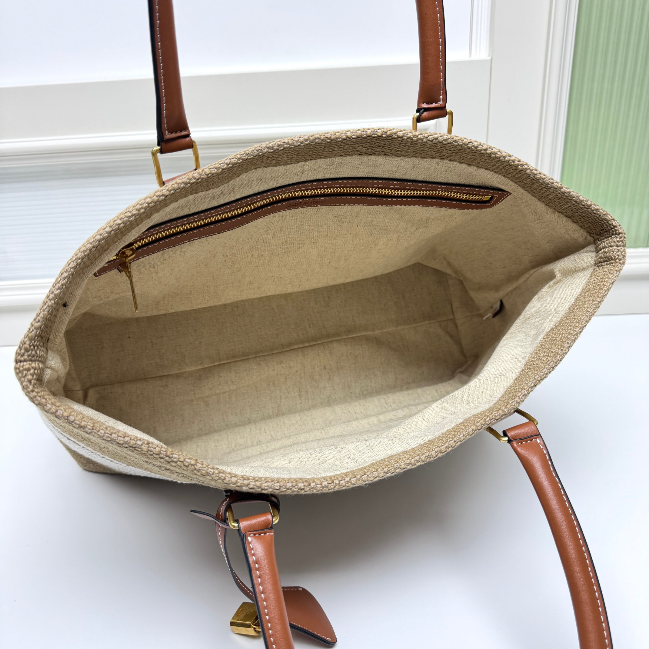 超炸街 CABAS帆布最新编织系列风靡toto#💻笔记本毫无压力 背上行囊超高奢 万能的百搭短途旅行实用超赞～毫无违和感
款号 : 085
尺寸：44x32x16 