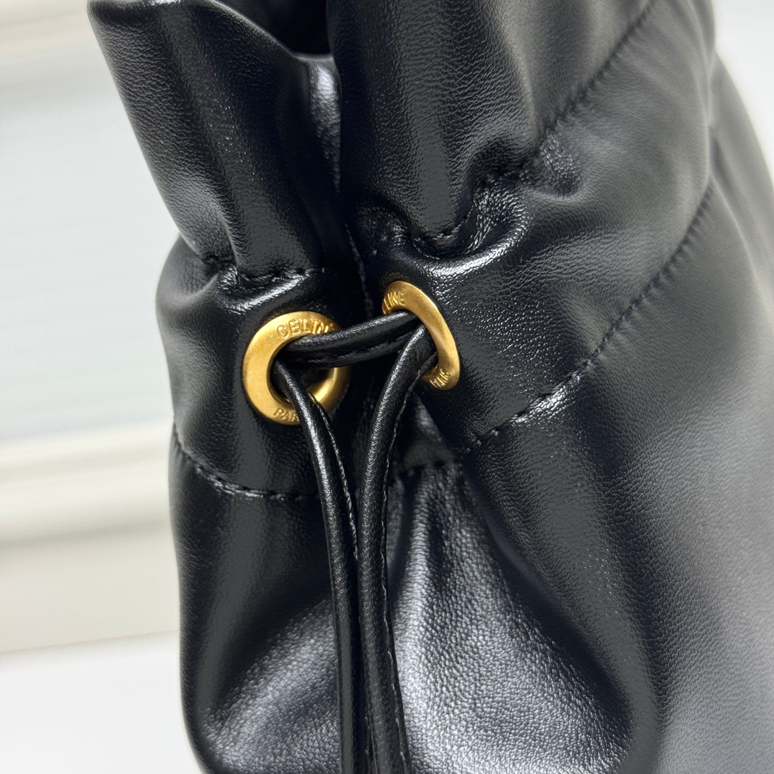 新品上线🅰️🅰️ CE 福袋包款！
抽绳的设计   ，云朵包裹感
松开则是随性的垂坠线条 一包能切换两种视觉氛围👜
包身的压印凯旋门logo+五金抽绳扣，把品牌标识做了低调化处理 ，既保留辨识度，又不会显得刻意张扬
内衬的凯旋门暗纹是 隐藏精致项拉开抽绳就能看到的细节 ，让质感从内到外统一⬅️
包身采用软皱小羊皮 触感是软fufu的云朵感
褶皱肌理自带 不费力的随性❤️
款号：073
尺寸：28x31