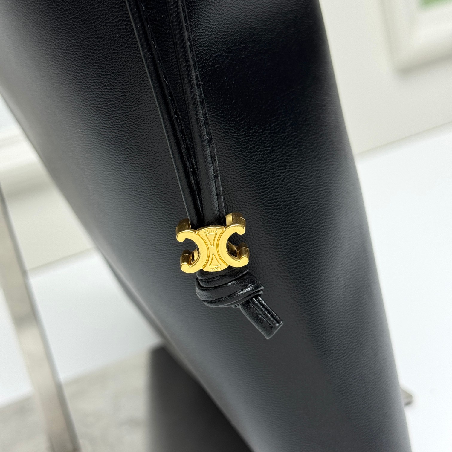 新品上线🅰️🅰️ CE 福袋包款！
抽绳的设计   ，云朵包裹感
松开则是随性的垂坠线条 一包能切换两种视觉氛围👜
包身的压印凯旋门logo+五金抽绳扣，把品牌标识做了低调化处理 ，既保留辨识度，又不会显得刻意张扬
内衬的凯旋门暗纹是 隐藏精致项拉开抽绳就能看到的细节 ，让质感从内到外统一⬅️
包身采用软皱小羊皮 触感是软fufu的云朵感
褶皱肌理自带 不费力的随性❤️
款号：073
尺寸：28x31