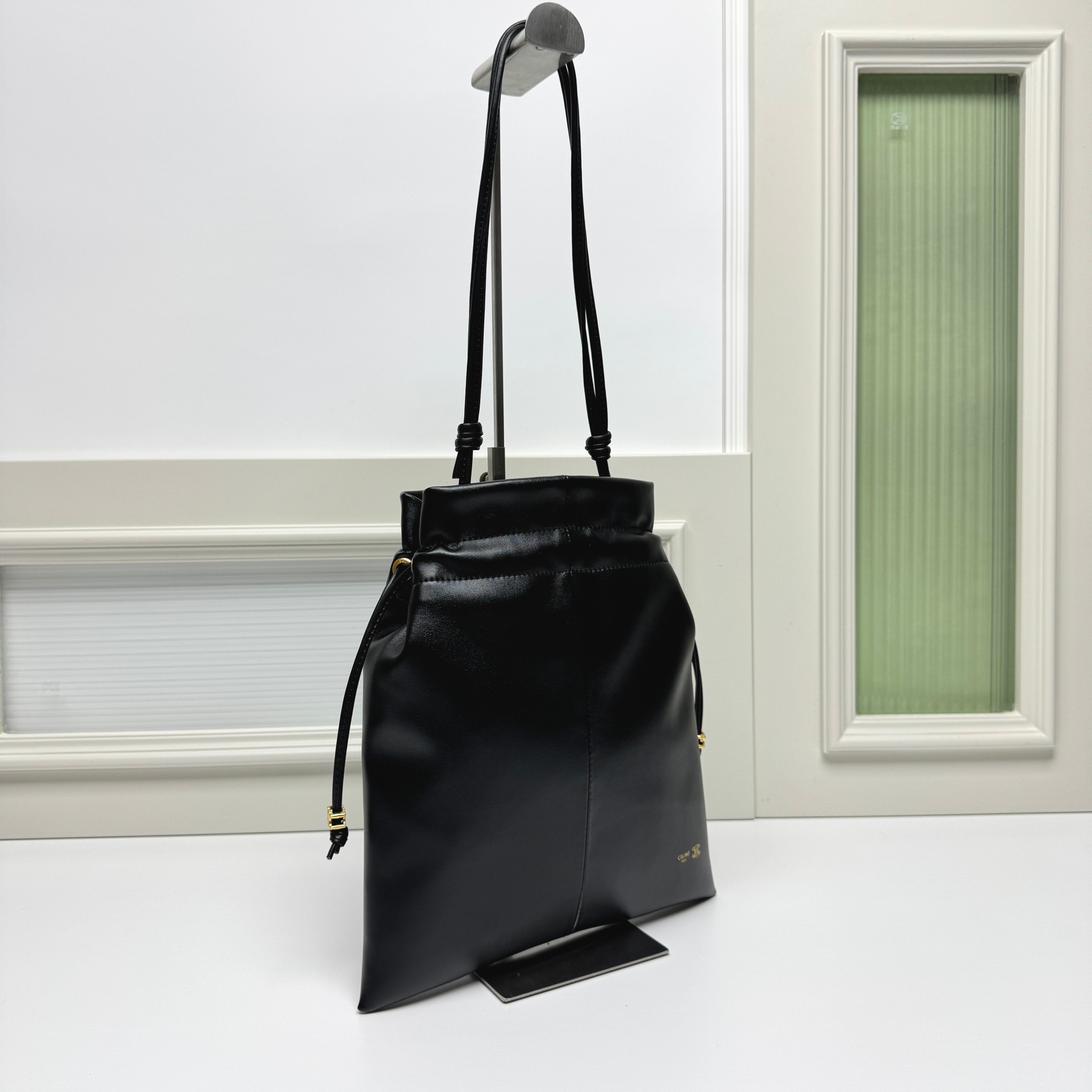 新品上线🅰️🅰️ CE 福袋包款！
抽绳的设计   ，云朵包裹感
松开则是随性的垂坠线条 一包能切换两种视觉氛围👜
包身的压印凯旋门logo+五金抽绳扣，把品牌标识做了低调化处理 ，既保留辨识度，又不会显得刻意张扬
内衬的凯旋门暗纹是 隐藏精致项拉开抽绳就能看到的细节 ，让质感从内到外统一⬅️
包身采用软皱小羊皮 触感是软fufu的云朵感
褶皱肌理自带 不费力的随性❤️
款号：073
尺寸：28x31