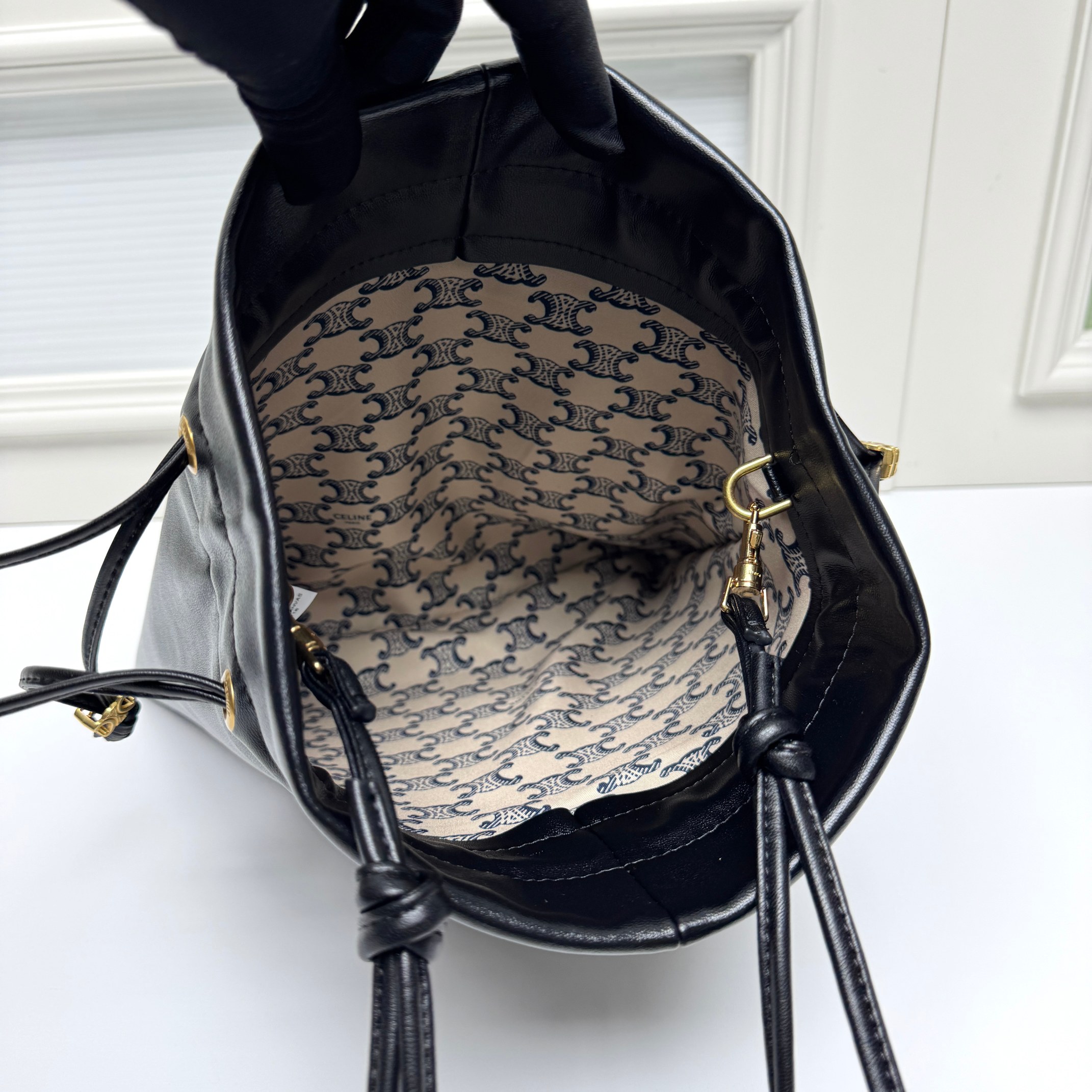 新品上线🅰️🅰️ CE 福袋包款！
抽绳的设计   ，云朵包裹感
松开则是随性的垂坠线条 一包能切换两种视觉氛围👜
包身的压印凯旋门logo+五金抽绳扣，把品牌标识做了低调化处理 ，既保留辨识度，又不会显得刻意张扬
内衬的凯旋门暗纹是 隐藏精致项拉开抽绳就能看到的细节 ，让质感从内到外统一⬅️
包身采用软皱小羊皮 触感是软fufu的云朵感
褶皱肌理自带 不费力的随性❤️
款号：073
尺寸：28x31