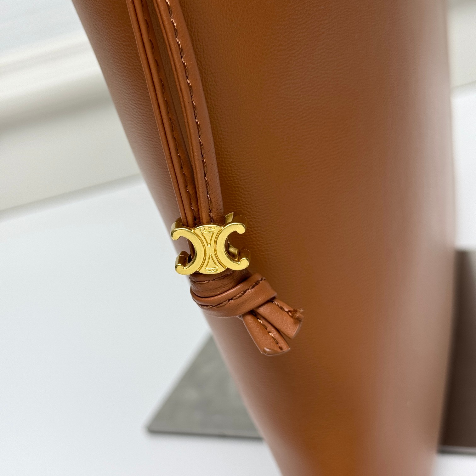 新品上线🅰️🅰️ CE 福袋包款！
抽绳的设计   ，云朵包裹感
松开则是随性的垂坠线条 一包能切换两种视觉氛围👜
包身的压印凯旋门logo+五金抽绳扣，把品牌标识做了低调化处理 ，既保留辨识度，又不会显得刻意张扬
内衬的凯旋门暗纹是 隐藏精致项拉开抽绳就能看到的细节 ，让质感从内到外统一⬅️
包身采用软皱小羊皮 触感是软fufu的云朵感
褶皱肌理自带 不费力的随性❤️
款号：073
尺寸：28x31