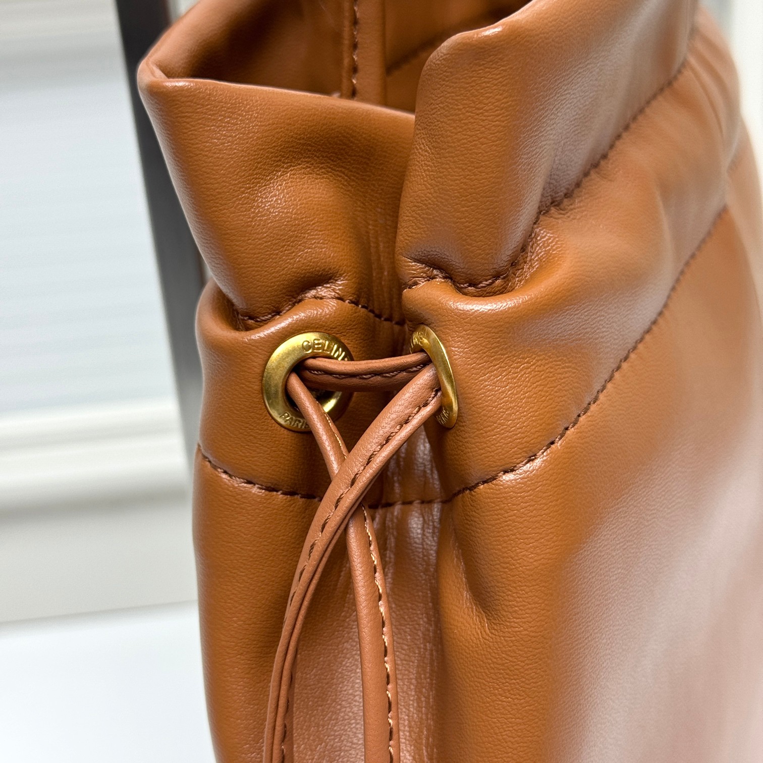 新品上线🅰️🅰️ CE 福袋包款！
抽绳的设计   ，云朵包裹感
松开则是随性的垂坠线条 一包能切换两种视觉氛围👜
包身的压印凯旋门logo+五金抽绳扣，把品牌标识做了低调化处理 ，既保留辨识度，又不会显得刻意张扬
内衬的凯旋门暗纹是 隐藏精致项拉开抽绳就能看到的细节 ，让质感从内到外统一⬅️
包身采用软皱小羊皮 触感是软fufu的云朵感
褶皱肌理自带 不费力的随性❤️
款号：073
尺寸：28x31