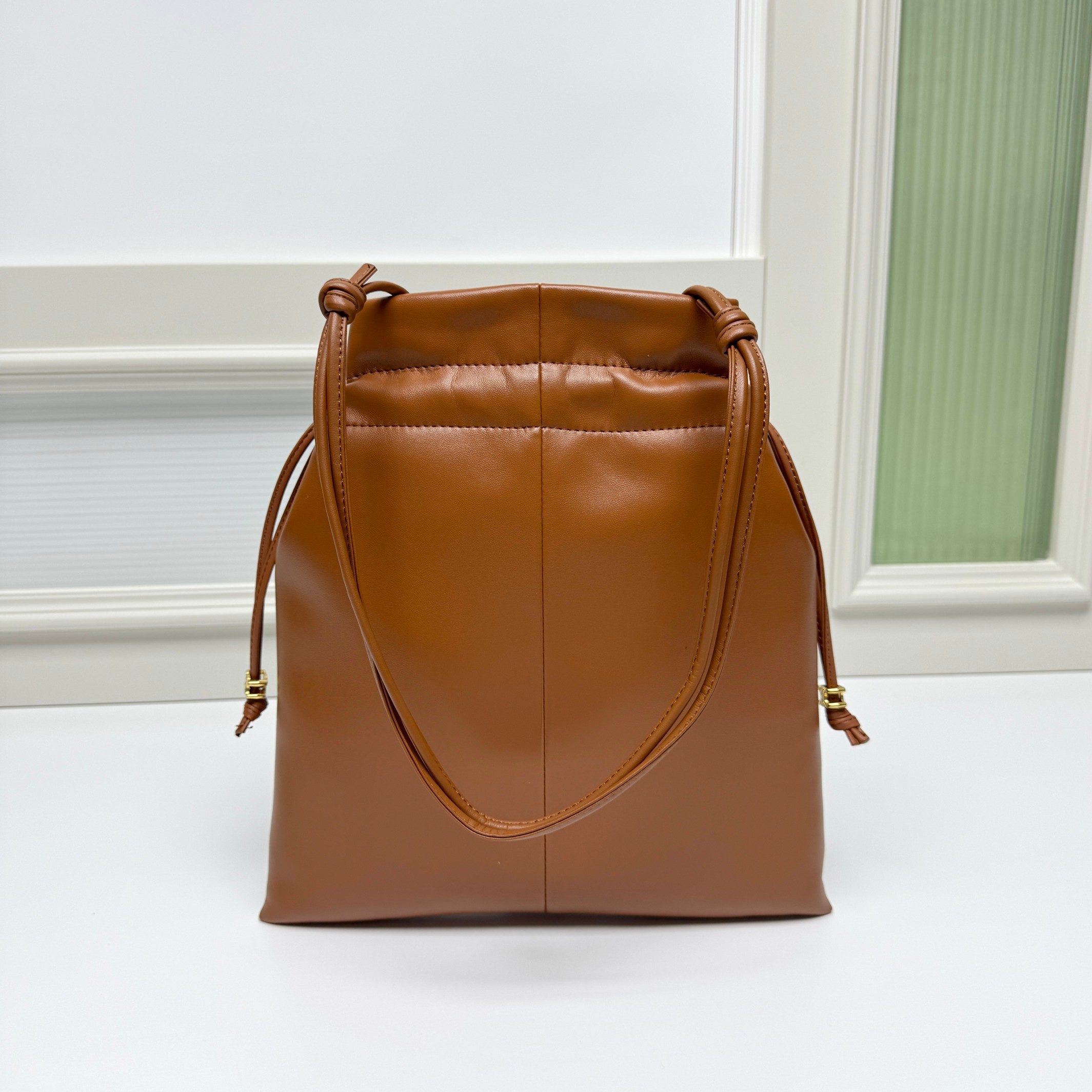 新品上线🅰️🅰️ CE 福袋包款！
抽绳的设计   ，云朵包裹感
松开则是随性的垂坠线条 一包能切换两种视觉氛围👜
包身的压印凯旋门logo+五金抽绳扣，把品牌标识做了低调化处理 ，既保留辨识度，又不会显得刻意张扬
内衬的凯旋门暗纹是 隐藏精致项拉开抽绳就能看到的细节 ，让质感从内到外统一⬅️
包身采用软皱小羊皮 触感是软fufu的云朵感
褶皱肌理自带 不费力的随性❤️
款号：073
尺寸：28x31