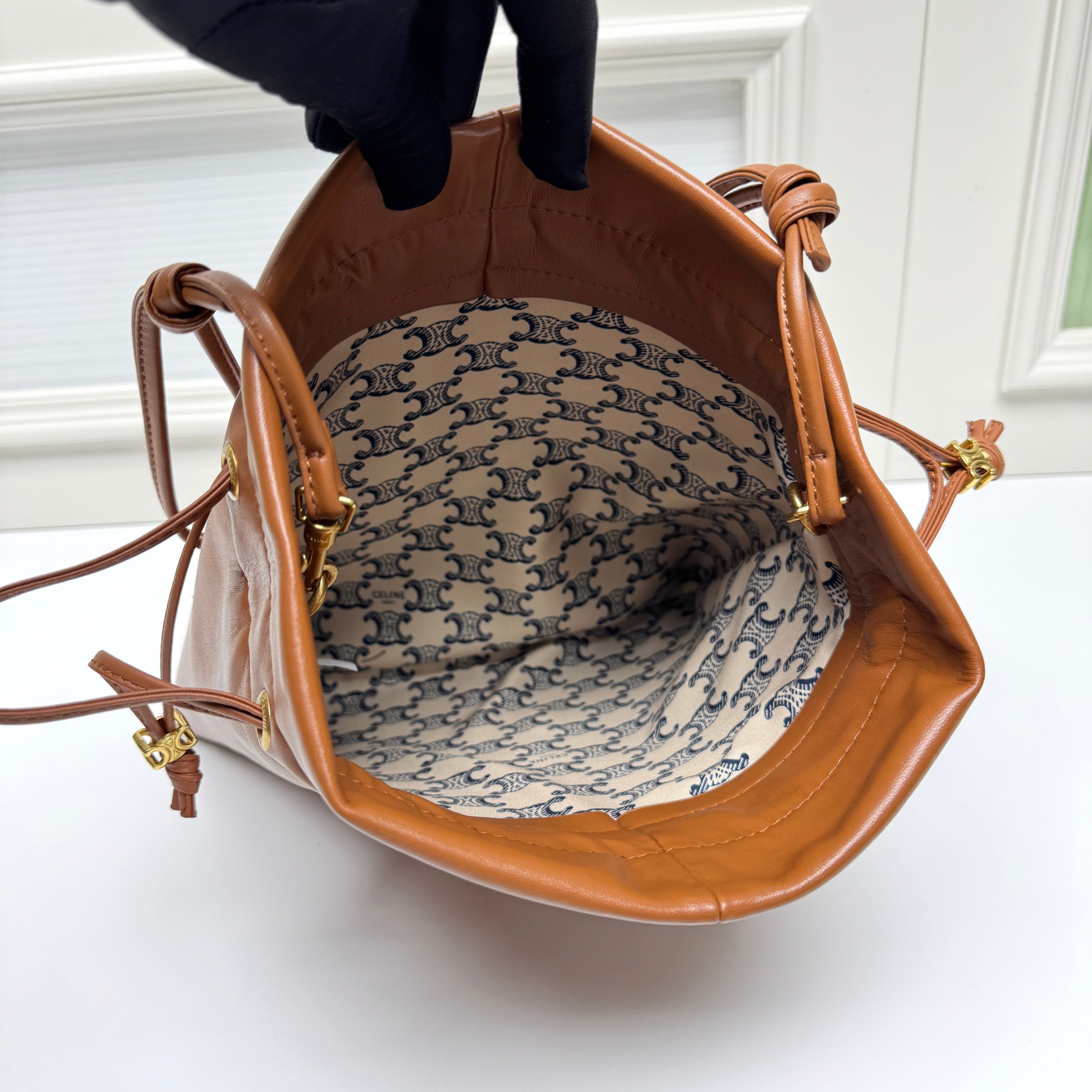 新品上线🅰️🅰️ CE 福袋包款！
抽绳的设计   ，云朵包裹感
松开则是随性的垂坠线条 一包能切换两种视觉氛围👜
包身的压印凯旋门logo+五金抽绳扣，把品牌标识做了低调化处理 ，既保留辨识度，又不会显得刻意张扬
内衬的凯旋门暗纹是 隐藏精致项拉开抽绳就能看到的细节 ，让质感从内到外统一⬅️
包身采用软皱小羊皮 触感是软fufu的云朵感
褶皱肌理自带 不费力的随性❤️
款号：073
尺寸：28x31