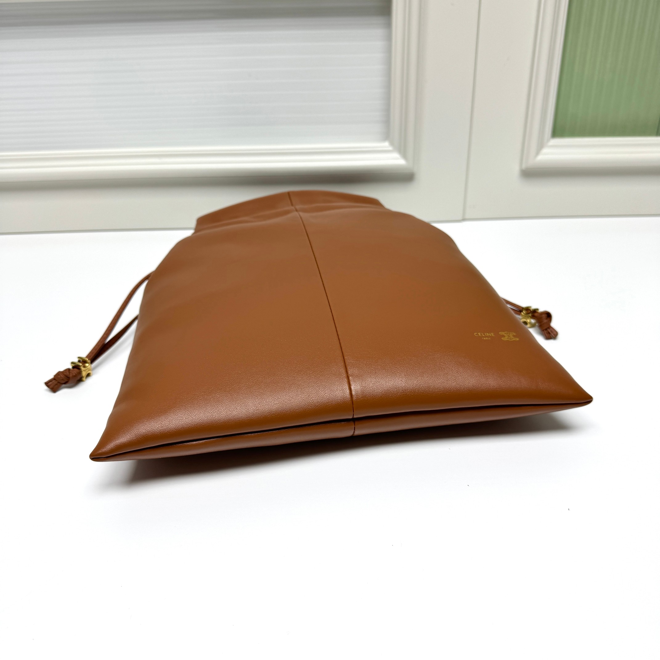 新品上线🅰️🅰️ CE 福袋包款！
抽绳的设计   ，云朵包裹感
松开则是随性的垂坠线条 一包能切换两种视觉氛围👜
包身的压印凯旋门logo+五金抽绳扣，把品牌标识做了低调化处理 ，既保留辨识度，又不会显得刻意张扬
内衬的凯旋门暗纹是 隐藏精致项拉开抽绳就能看到的细节 ，让质感从内到外统一⬅️
包身采用软皱小羊皮 触感是软fufu的云朵感
褶皱肌理自带 不费力的随性❤️
款号：073
尺寸：28x31