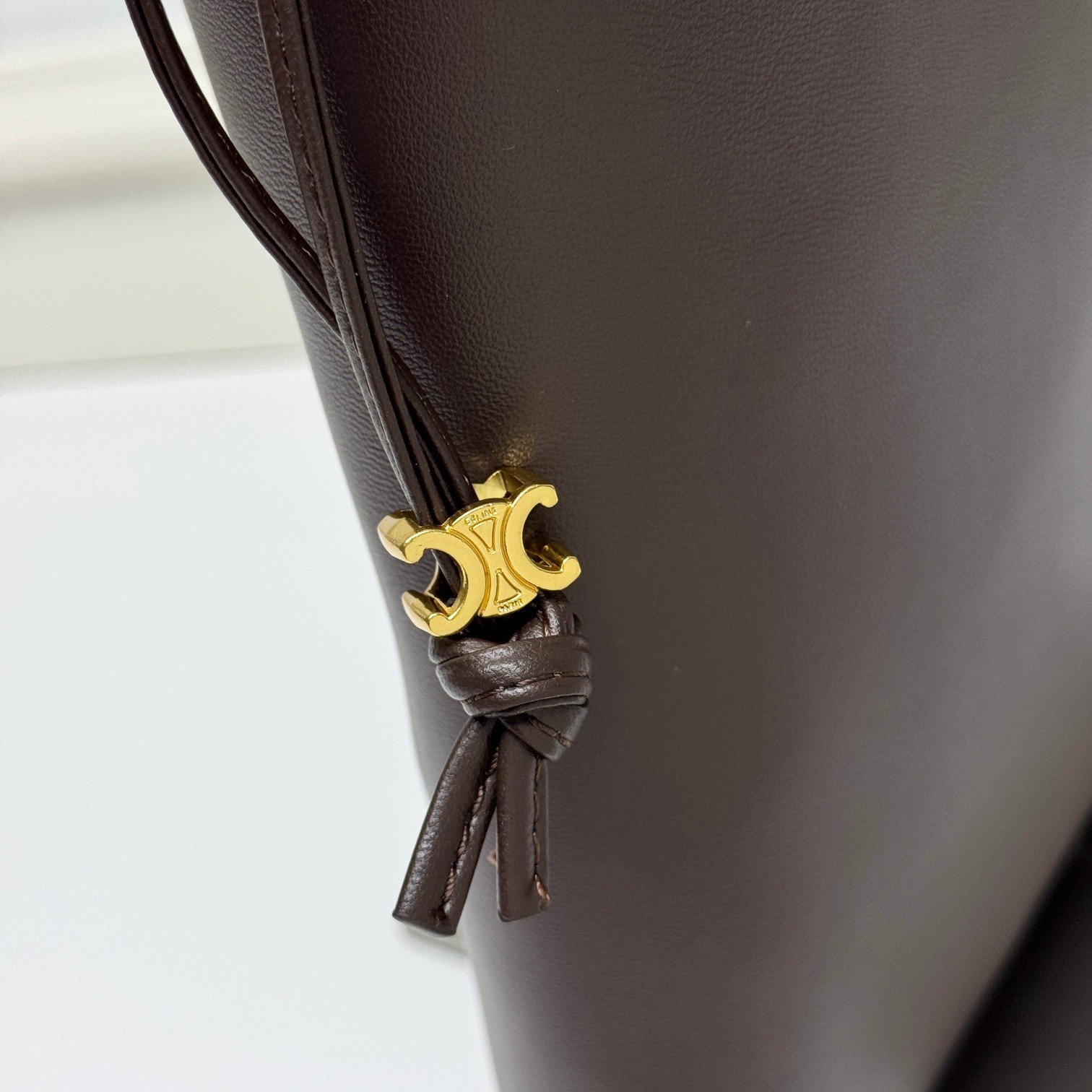 新品上线🅰️🅰️ CE 福袋包款！
抽绳的设计   ，云朵包裹感
松开则是随性的垂坠线条 一包能切换两种视觉氛围👜
包身的压印凯旋门logo+五金抽绳扣，把品牌标识做了低调化处理 ，既保留辨识度，又不会显得刻意张扬
内衬的凯旋门暗纹是 隐藏精致项拉开抽绳就能看到的细节 ，让质感从内到外统一⬅️
包身采用软皱小羊皮 触感是软fufu的云朵感
褶皱肌理自带 不费力的随性❤️
款号：073
尺寸：28x31