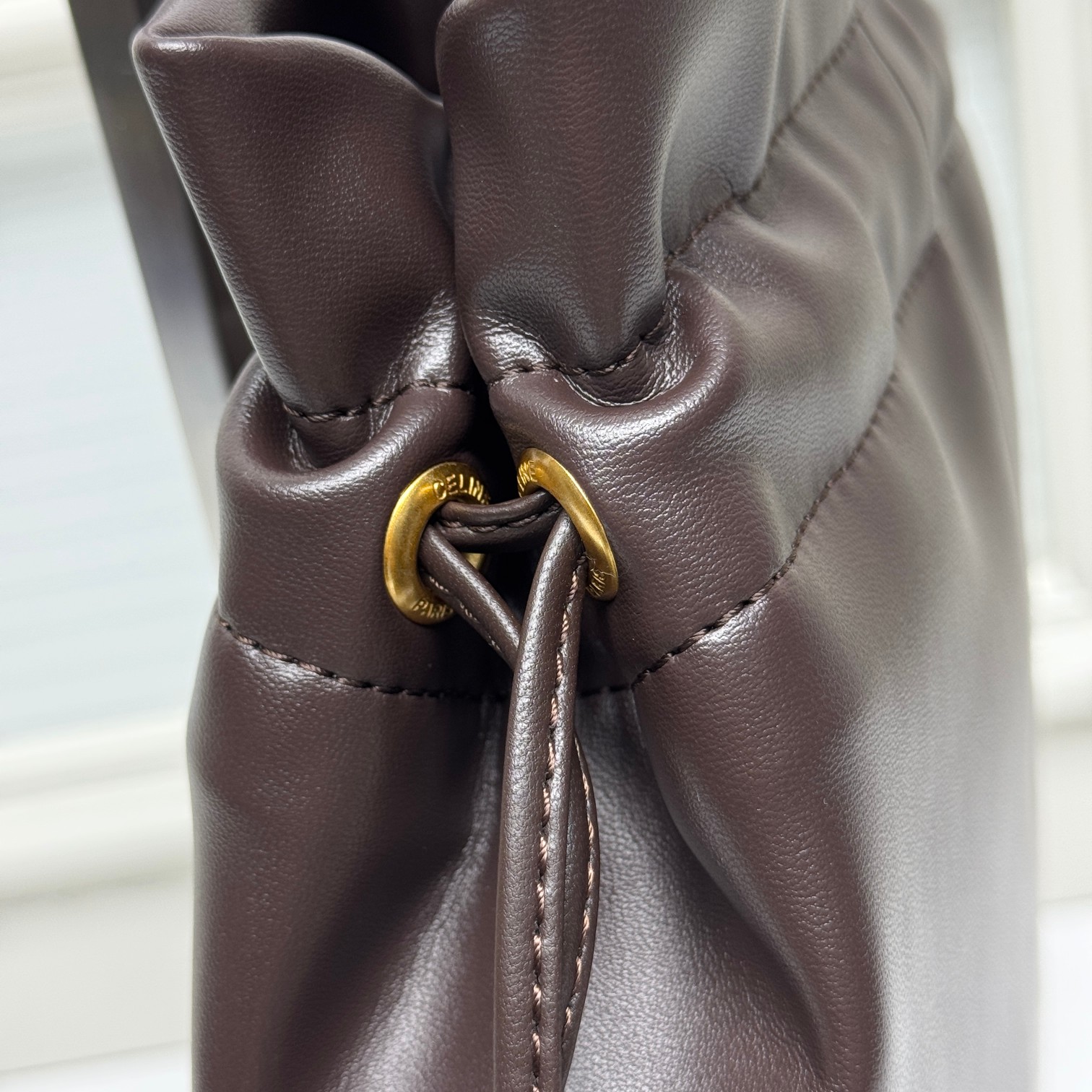 新品上线🅰️🅰️ CE 福袋包款！
抽绳的设计   ，云朵包裹感
松开则是随性的垂坠线条 一包能切换两种视觉氛围👜
包身的压印凯旋门logo+五金抽绳扣，把品牌标识做了低调化处理 ，既保留辨识度，又不会显得刻意张扬
内衬的凯旋门暗纹是 隐藏精致项拉开抽绳就能看到的细节 ，让质感从内到外统一⬅️
包身采用软皱小羊皮 触感是软fufu的云朵感
褶皱肌理自带 不费力的随性❤️
款号：073
尺寸：28x31