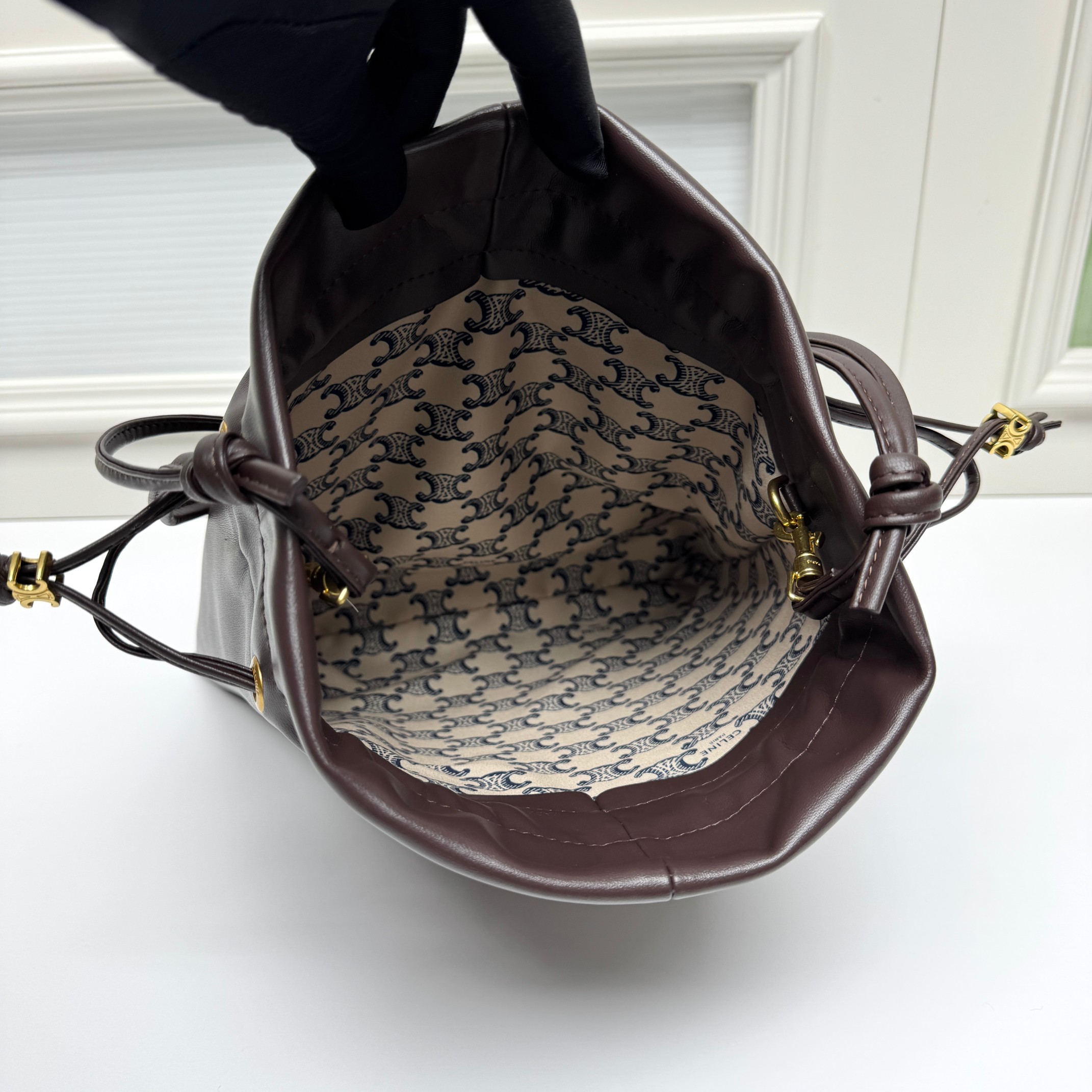 新品上线🅰️🅰️ CE 福袋包款！
抽绳的设计   ，云朵包裹感
松开则是随性的垂坠线条 一包能切换两种视觉氛围👜
包身的压印凯旋门logo+五金抽绳扣，把品牌标识做了低调化处理 ，既保留辨识度，又不会显得刻意张扬
内衬的凯旋门暗纹是 隐藏精致项拉开抽绳就能看到的细节 ，让质感从内到外统一⬅️
包身采用软皱小羊皮 触感是软fufu的云朵感
褶皱肌理自带 不费力的随性❤️
款号：073
尺寸：28x31