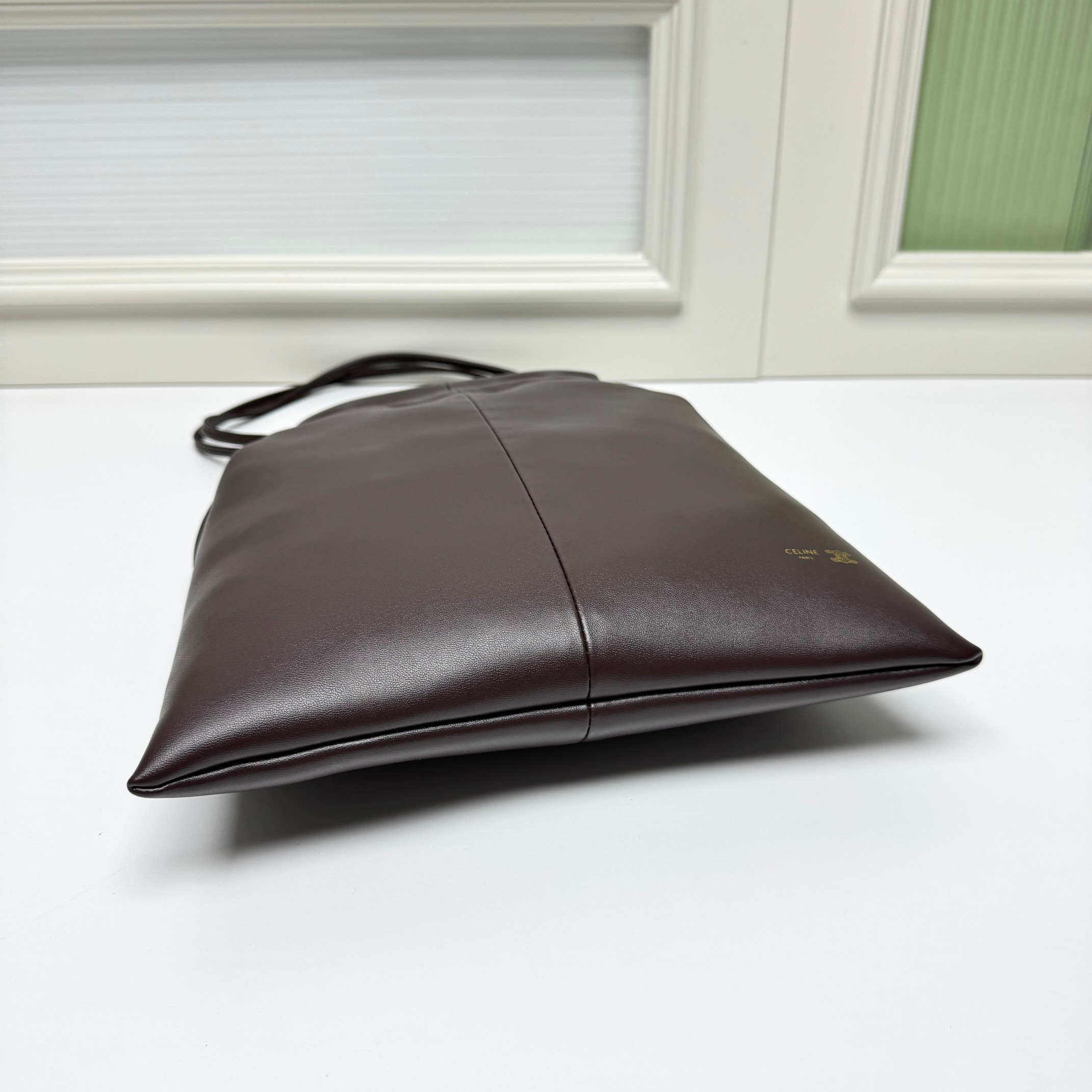 新品上线🅰️🅰️ CE 福袋包款！
抽绳的设计   ，云朵包裹感
松开则是随性的垂坠线条 一包能切换两种视觉氛围👜
包身的压印凯旋门logo+五金抽绳扣，把品牌标识做了低调化处理 ，既保留辨识度，又不会显得刻意张扬
内衬的凯旋门暗纹是 隐藏精致项拉开抽绳就能看到的细节 ，让质感从内到外统一⬅️
包身采用软皱小羊皮 触感是软fufu的云朵感
褶皱肌理自带 不费力的随性❤️
款号：073
尺寸：28x31