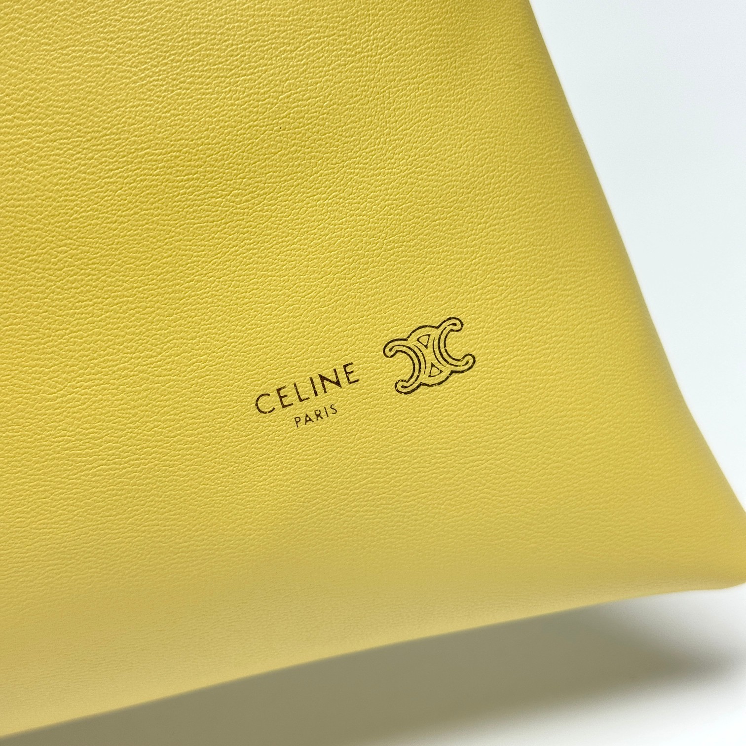 新品上线🅰️🅰️ CE 福袋包款！
抽绳的设计   ，云朵包裹感
松开则是随性的垂坠线条 一包能切换两种视觉氛围👜
包身的压印凯旋门logo+五金抽绳扣，把品牌标识做了低调化处理 ，既保留辨识度，又不会显得刻意张扬
内衬的凯旋门暗纹是 隐藏精致项拉开抽绳就能看到的细节 ，让质感从内到外统一⬅️
包身采用软皱小羊皮 触感是软fufu的云朵感
褶皱肌理自带 不费力的随性❤️
款号：073
尺寸：28x31