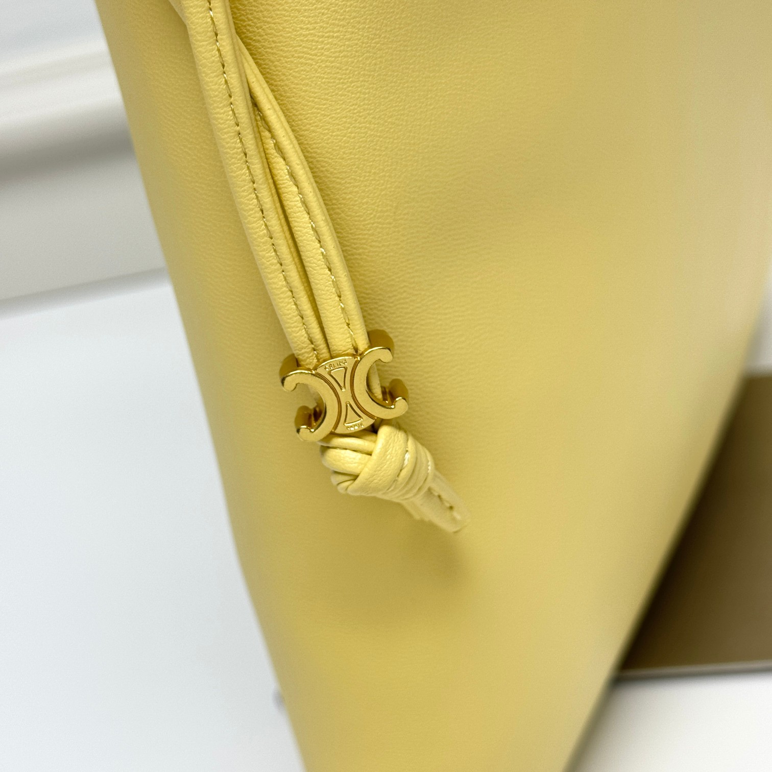 新品上线🅰️🅰️ CE 福袋包款！
抽绳的设计   ，云朵包裹感
松开则是随性的垂坠线条 一包能切换两种视觉氛围👜
包身的压印凯旋门logo+五金抽绳扣，把品牌标识做了低调化处理 ，既保留辨识度，又不会显得刻意张扬
内衬的凯旋门暗纹是 隐藏精致项拉开抽绳就能看到的细节 ，让质感从内到外统一⬅️
包身采用软皱小羊皮 触感是软fufu的云朵感
褶皱肌理自带 不费力的随性❤️
款号：073
尺寸：28x31