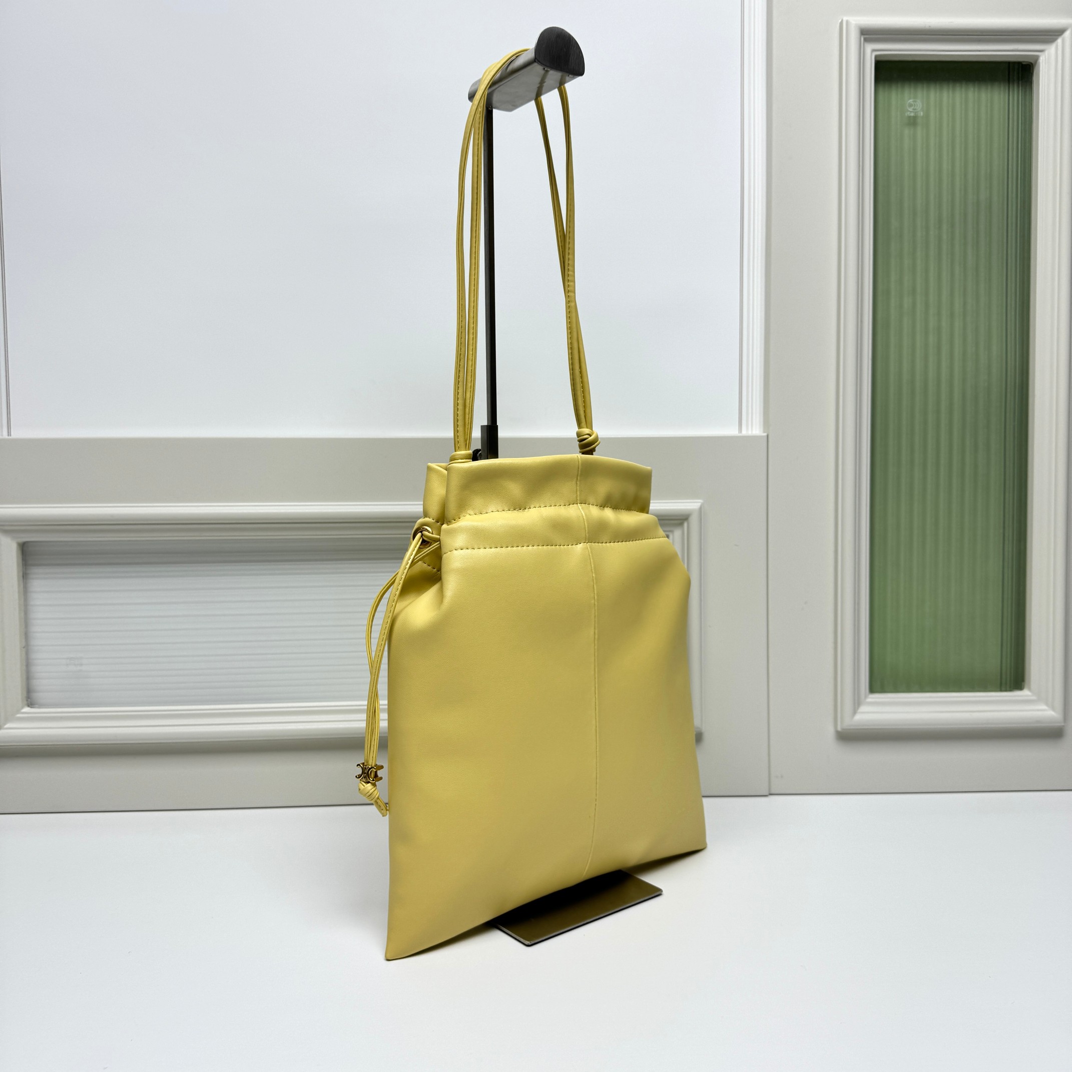 新品上线🅰️🅰️ CE 福袋包款！
抽绳的设计   ，云朵包裹感
松开则是随性的垂坠线条 一包能切换两种视觉氛围👜
包身的压印凯旋门logo+五金抽绳扣，把品牌标识做了低调化处理 ，既保留辨识度，又不会显得刻意张扬
内衬的凯旋门暗纹是 隐藏精致项拉开抽绳就能看到的细节 ，让质感从内到外统一⬅️
包身采用软皱小羊皮 触感是软fufu的云朵感
褶皱肌理自带 不费力的随性❤️
款号：073
尺寸：28x31